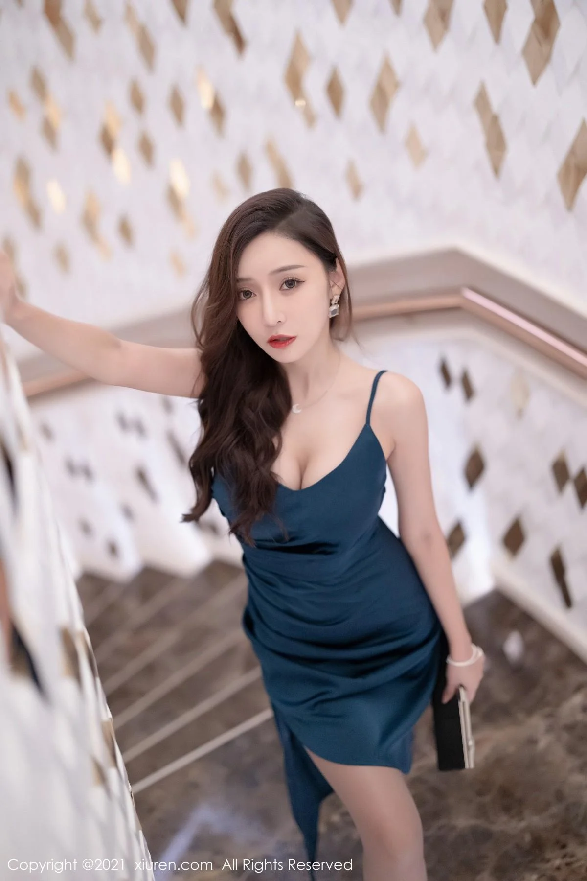 王馨瑶yanni深圳旅拍脱典雅吊裙露蕾丝情趣内衣绝美写真 第 6 张