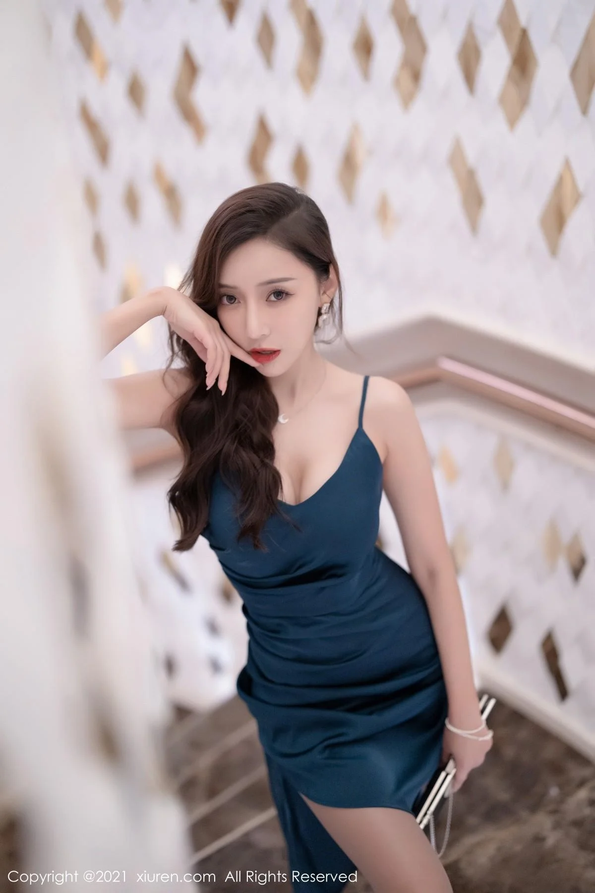 王馨瑶yanni深圳旅拍脱典雅吊裙露蕾丝情趣内衣绝美写真 第 7 张