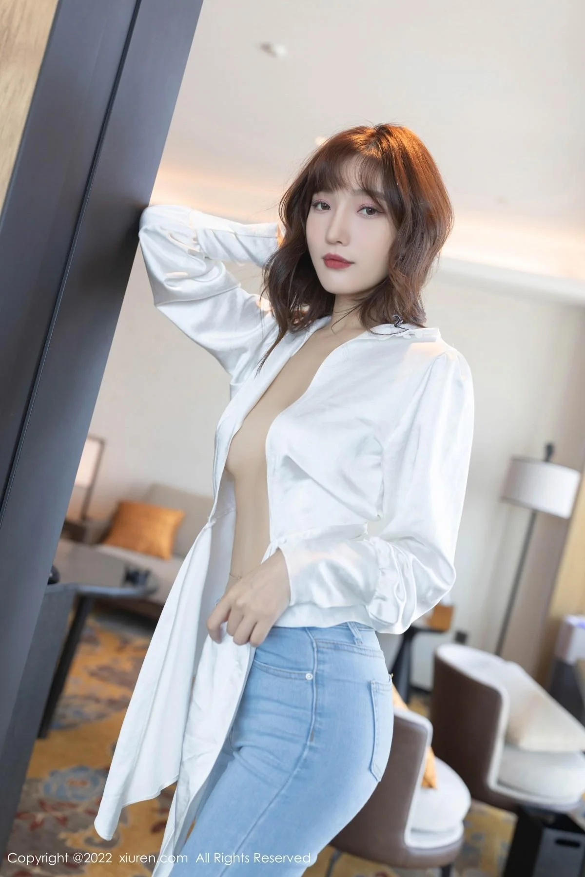 陆萱萱简约白T配牛仔裤半脱露开档肉丝撩人姿势绝美写真 第 18 张
