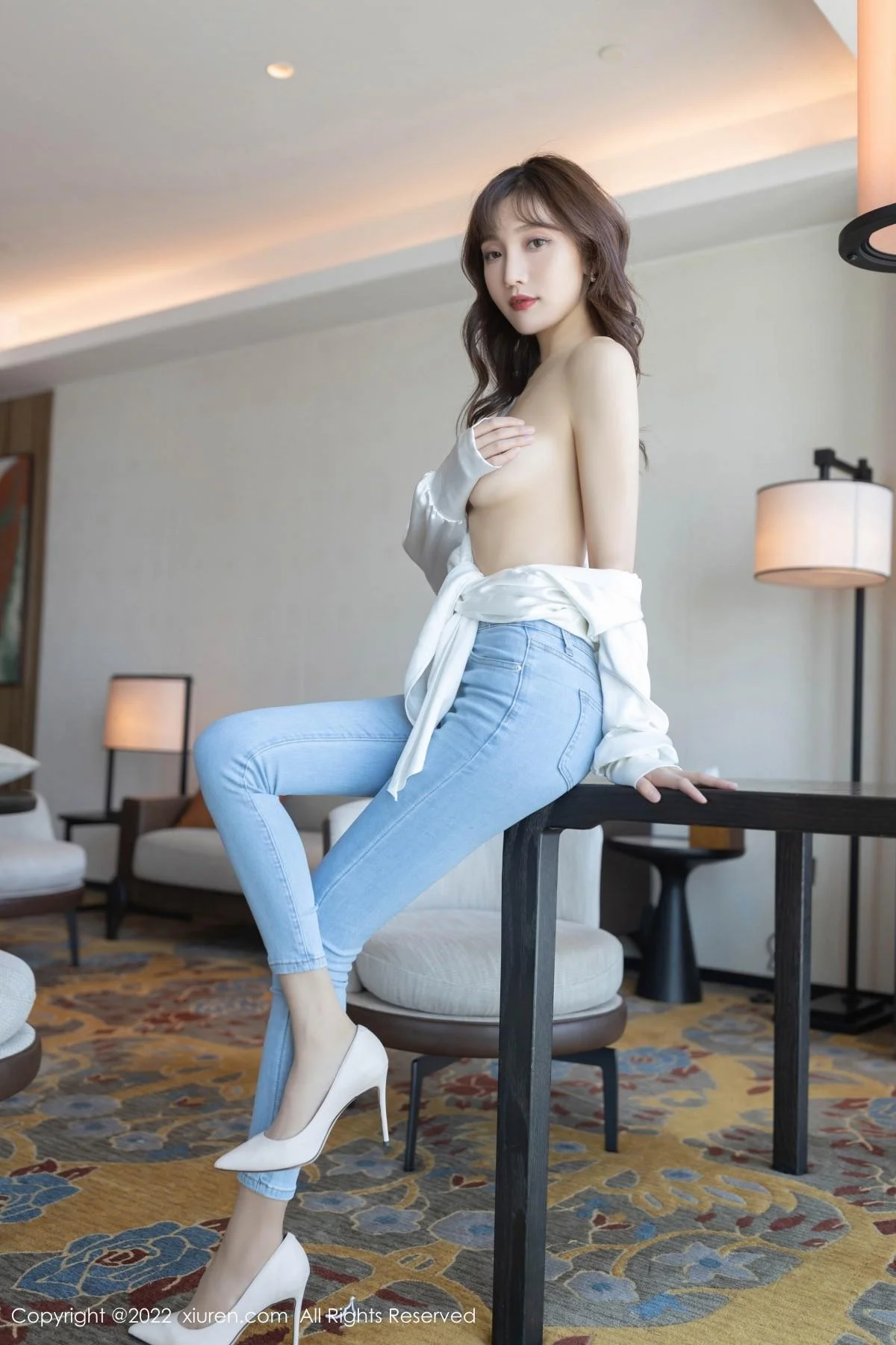 陆萱萱简约白T配牛仔裤半脱露开档肉丝撩人姿势绝美写真 第 29 张