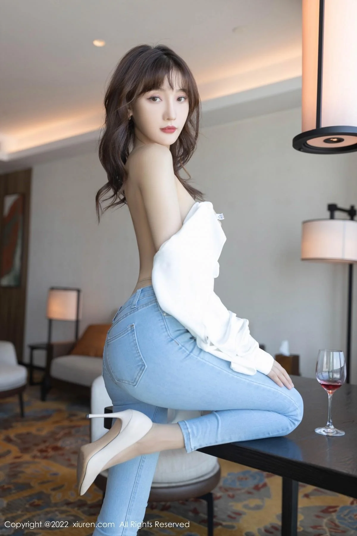 陆萱萱简约白T配牛仔裤半脱露开档肉丝撩人姿势绝美写真 第 3 张