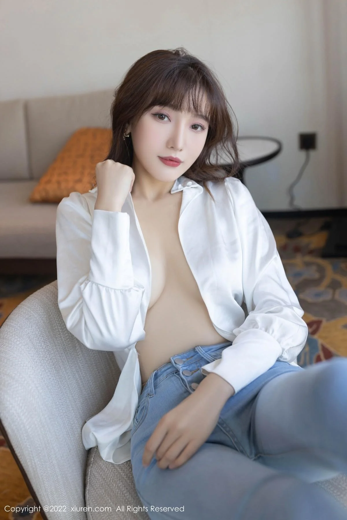陆萱萱简约白T配牛仔裤半脱露开档肉丝撩人姿势绝美写真 第 33 张