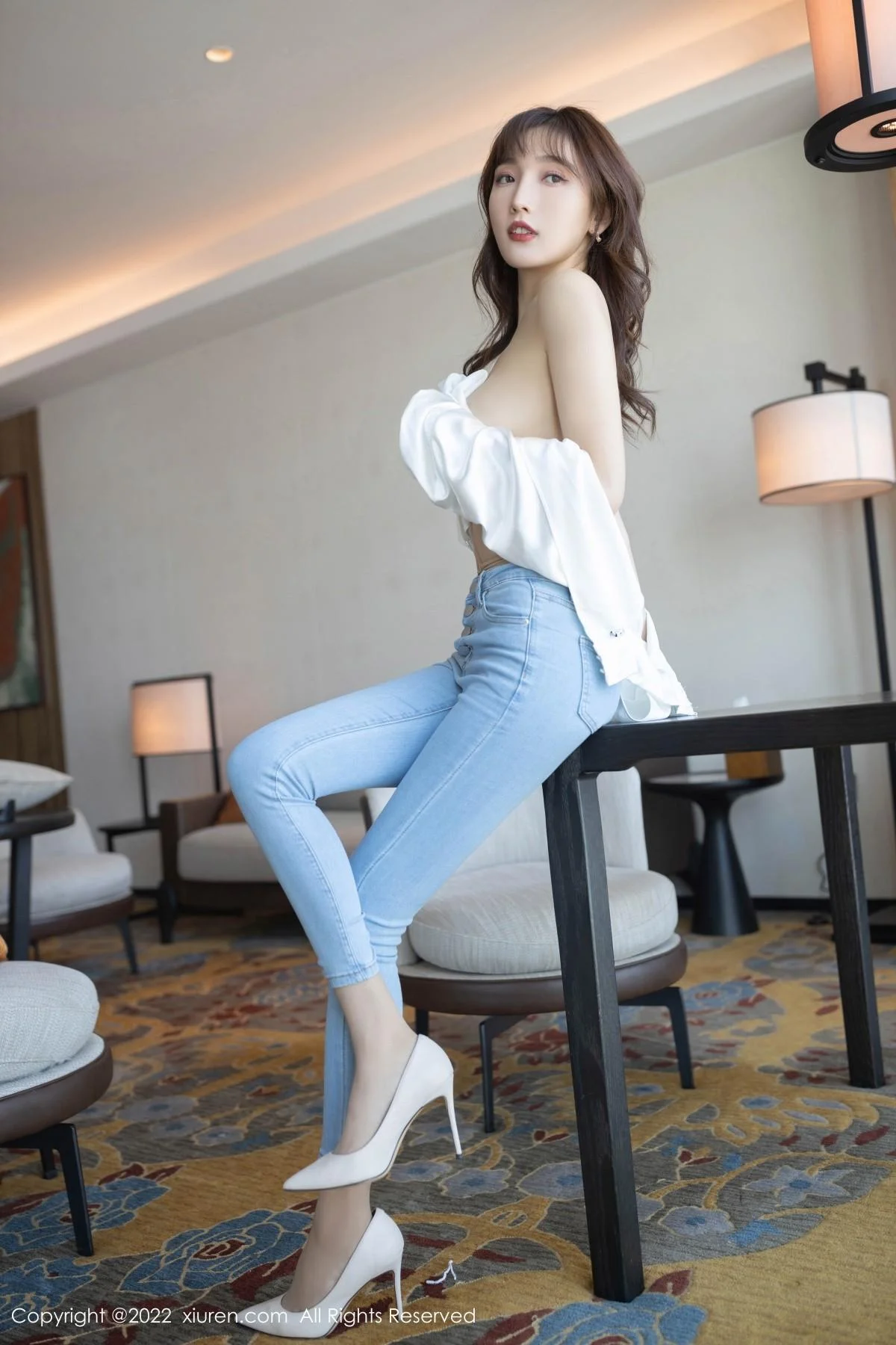 陆萱萱简约白T配牛仔裤半脱露开档肉丝撩人姿势绝美写真 第 45 张