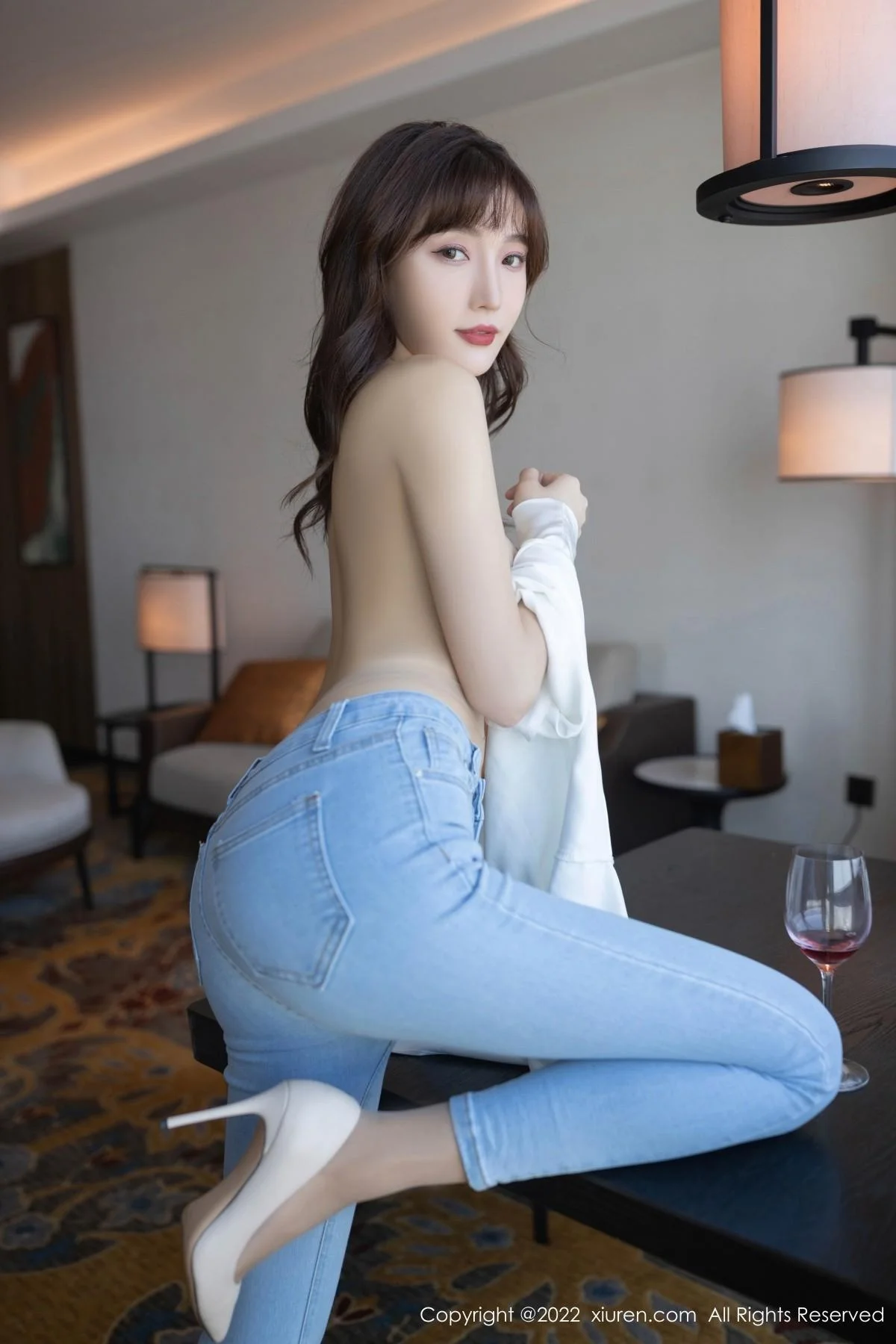 陆萱萱简约白T配牛仔裤半脱露开档肉丝撩人姿势绝美写真 第 46 张