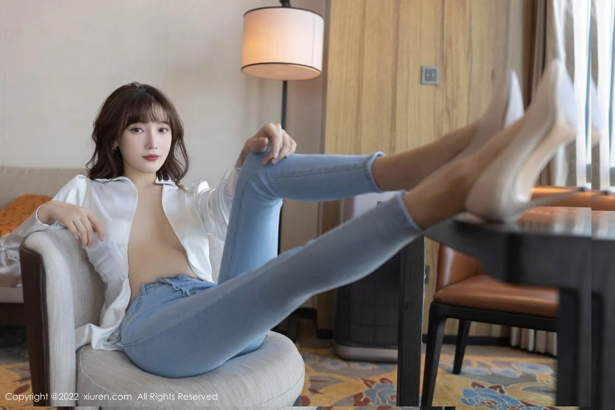 陆萱萱简约白T配牛仔裤半脱露开档肉丝撩人姿势绝美写真 第 49 张