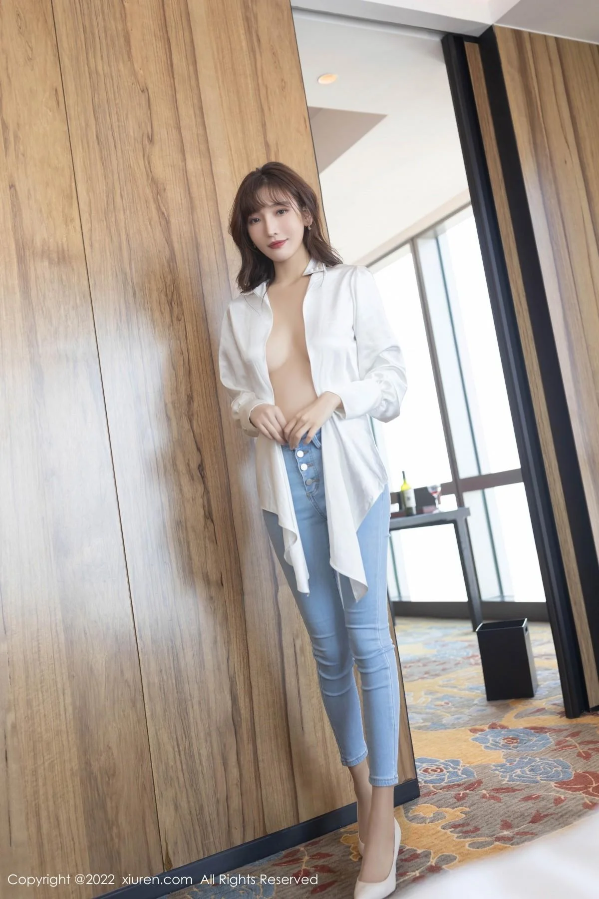 陆萱萱简约白T配牛仔裤半脱露开档肉丝撩人姿势绝美写真 第 5 张