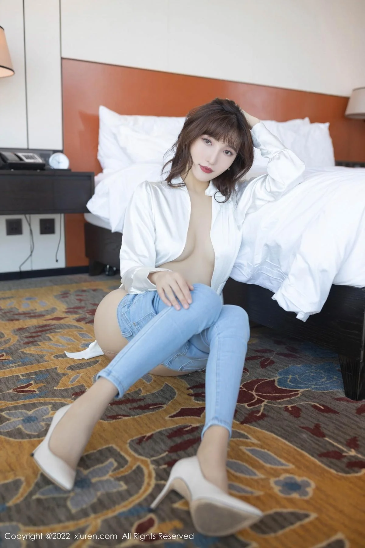 陆萱萱简约白T配牛仔裤半脱露开档肉丝撩人姿势绝美写真 第 56 张