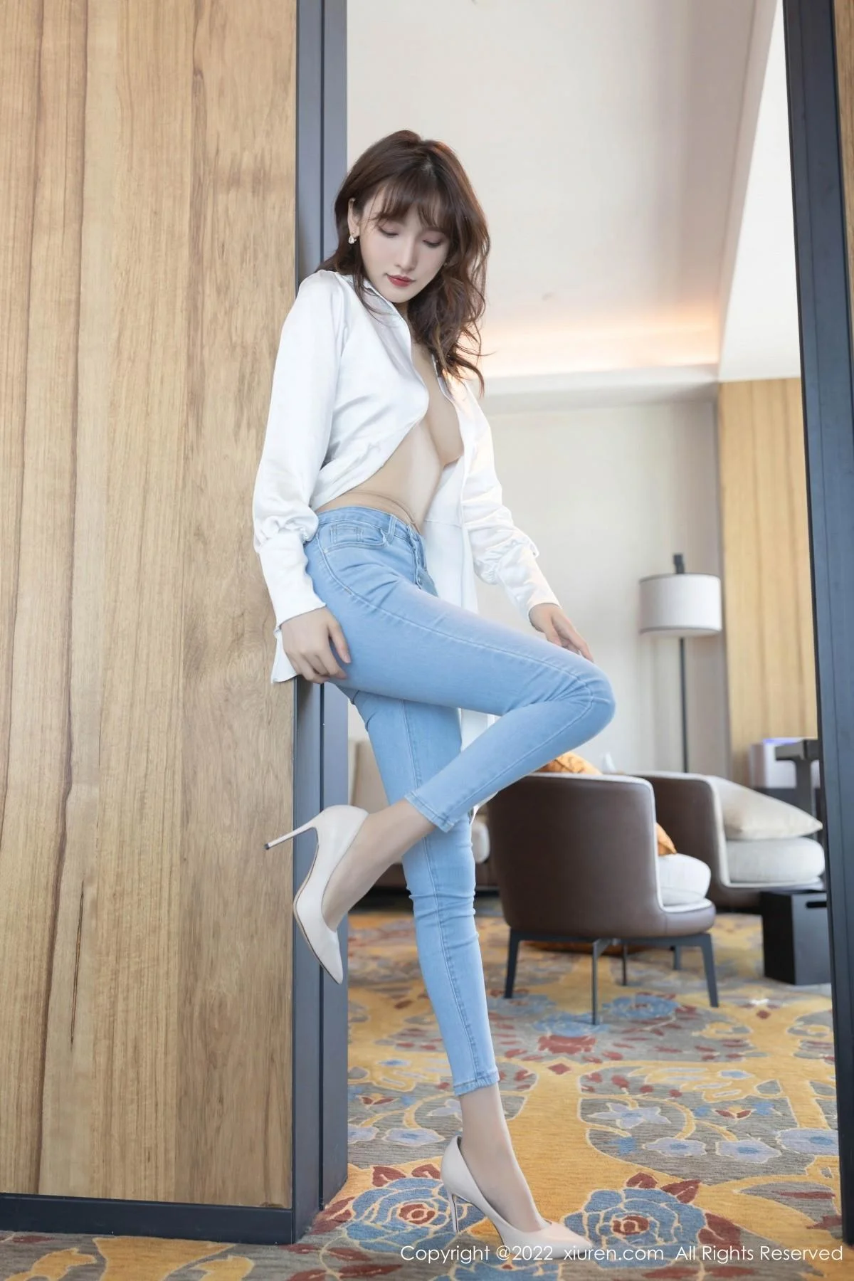 陆萱萱简约白T配牛仔裤半脱露开档肉丝撩人姿势绝美写真 第 70 张