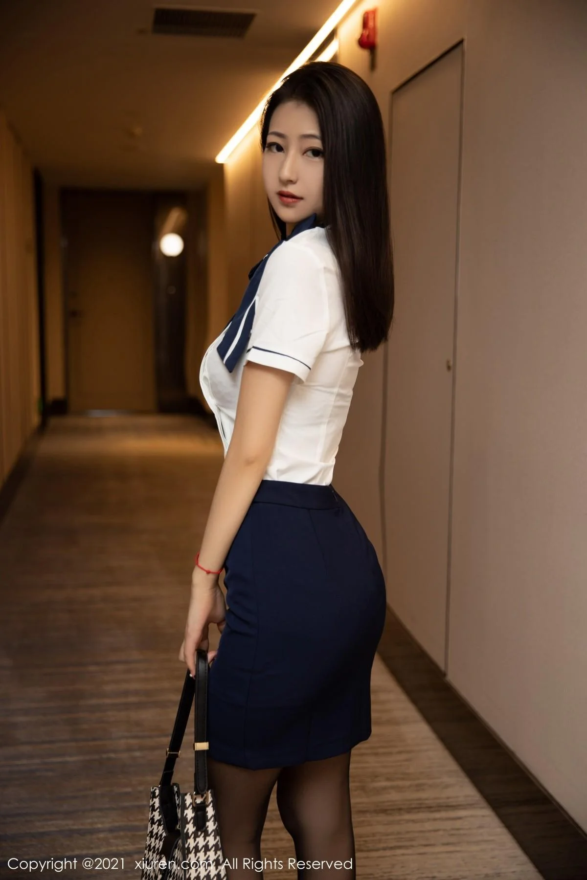 熊小诺阳朔旅拍白衬衫配黑短裙超薄黑丝裤袜极致魅惑写真 第 3 张