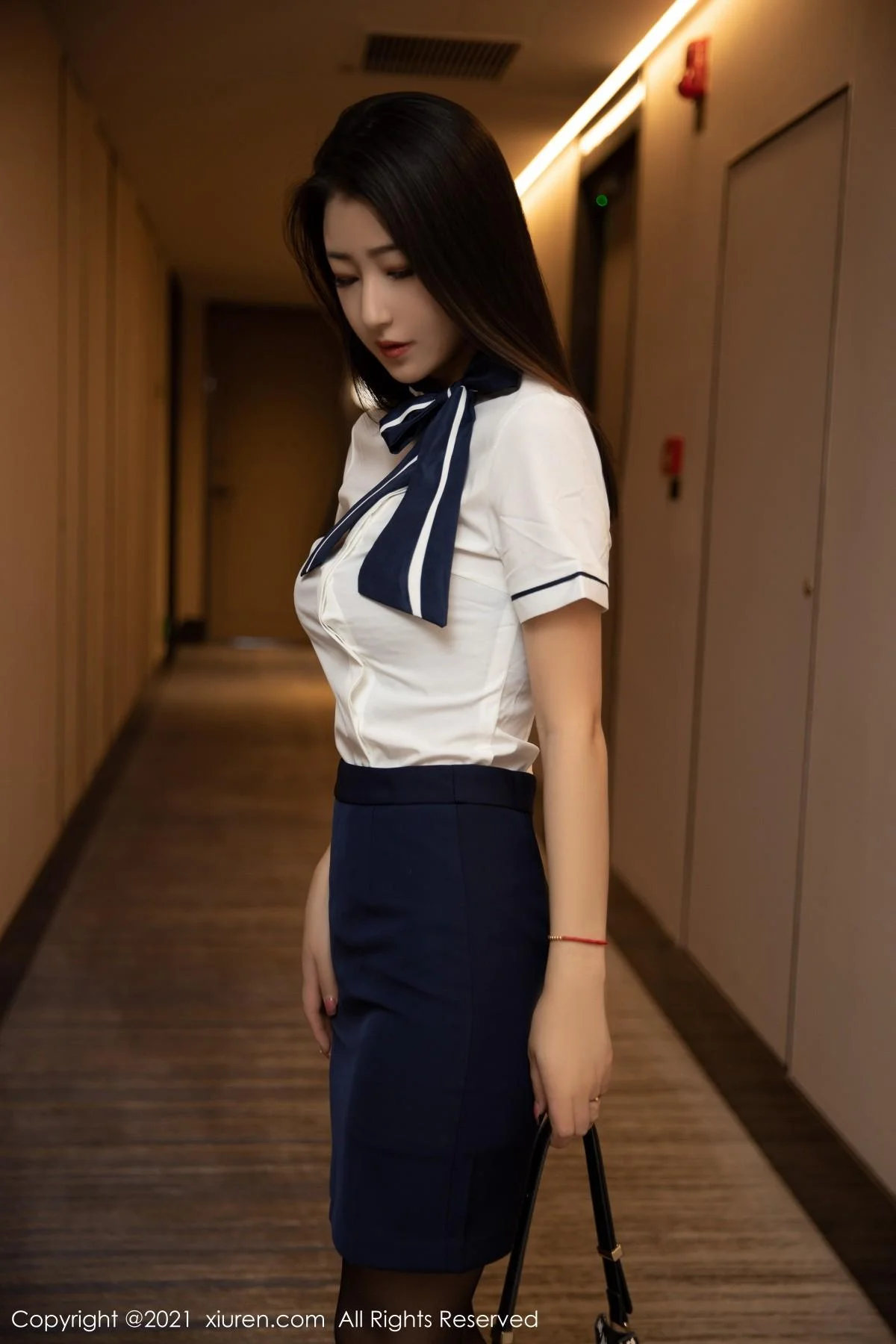 熊小诺阳朔旅拍白衬衫配黑短裙超薄黑丝裤袜极致魅惑写真 第 4 张