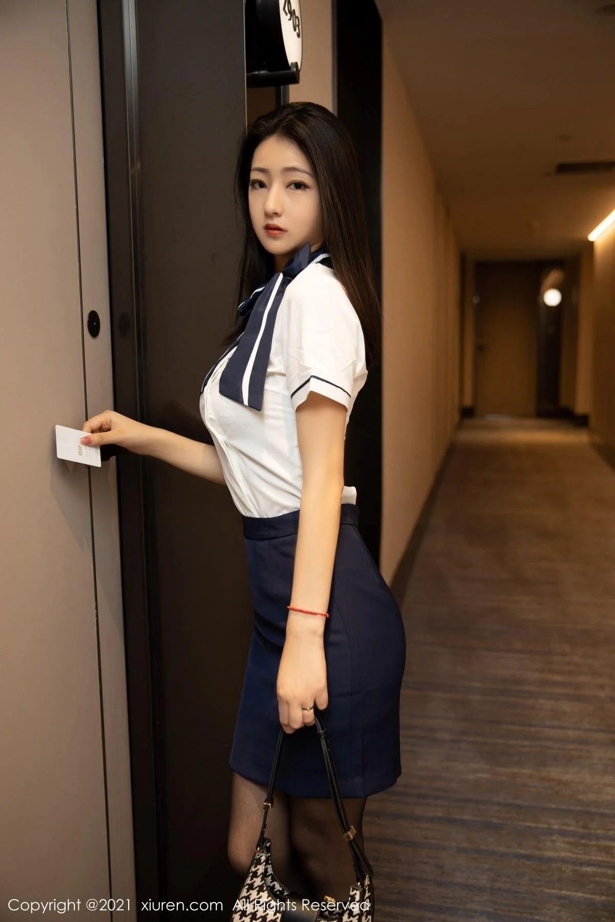 熊小诺阳朔旅拍白衬衫配黑短裙超薄黑丝裤袜极致魅惑写真 第 6 张