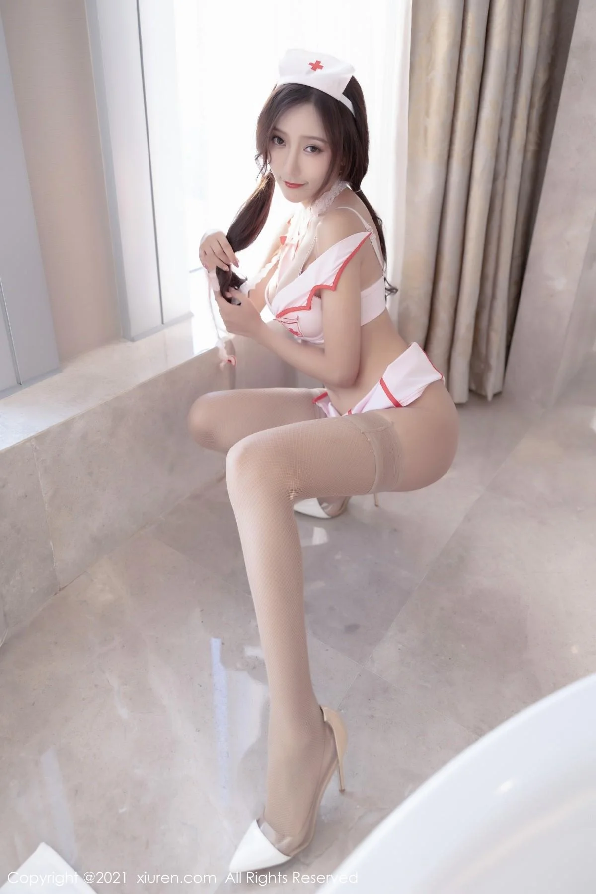 王馨瑶yanni动人护士制服配肉丝网袜秀完美身材绝美写真 第 18 张