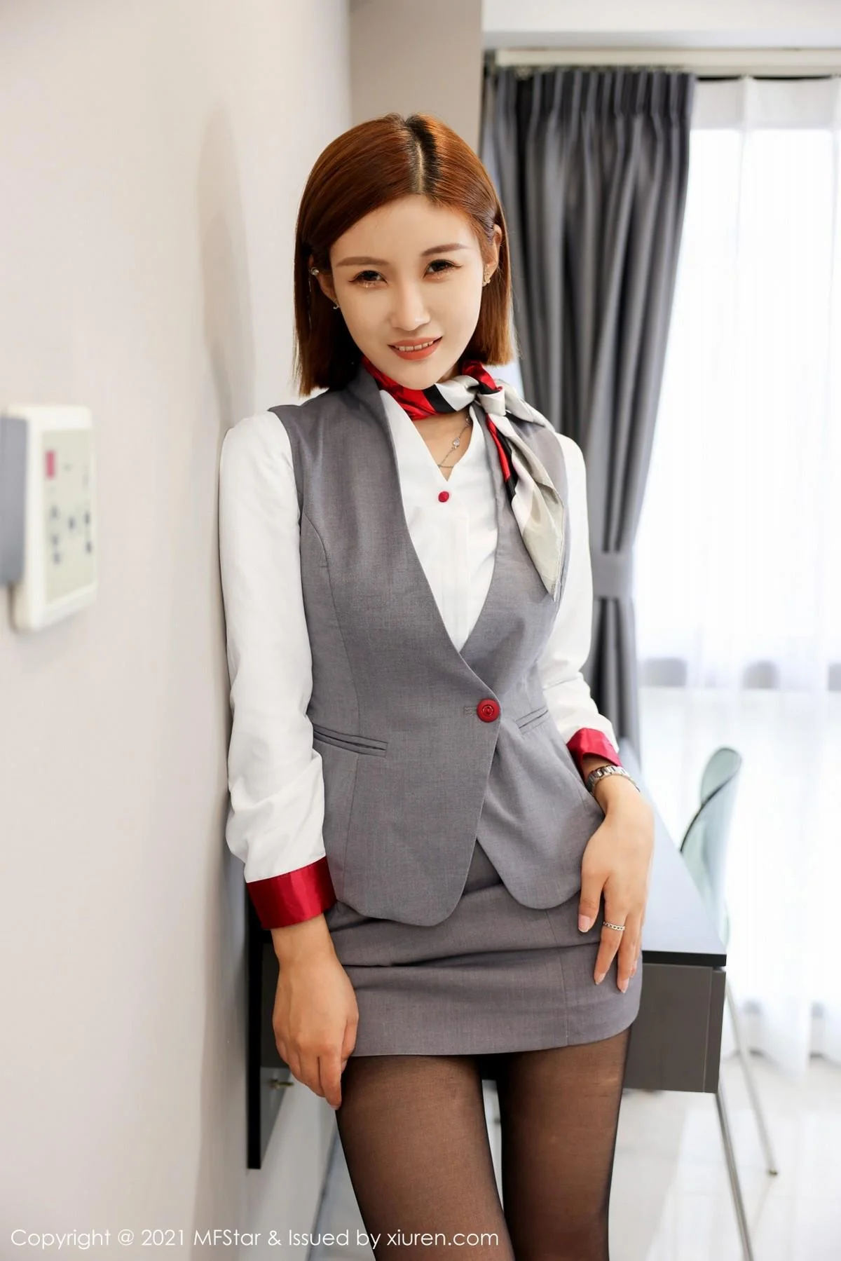 王蜜职场OL制服脱衬衣露性感内衣黑丝裤袜绝美写真 第 14 张
