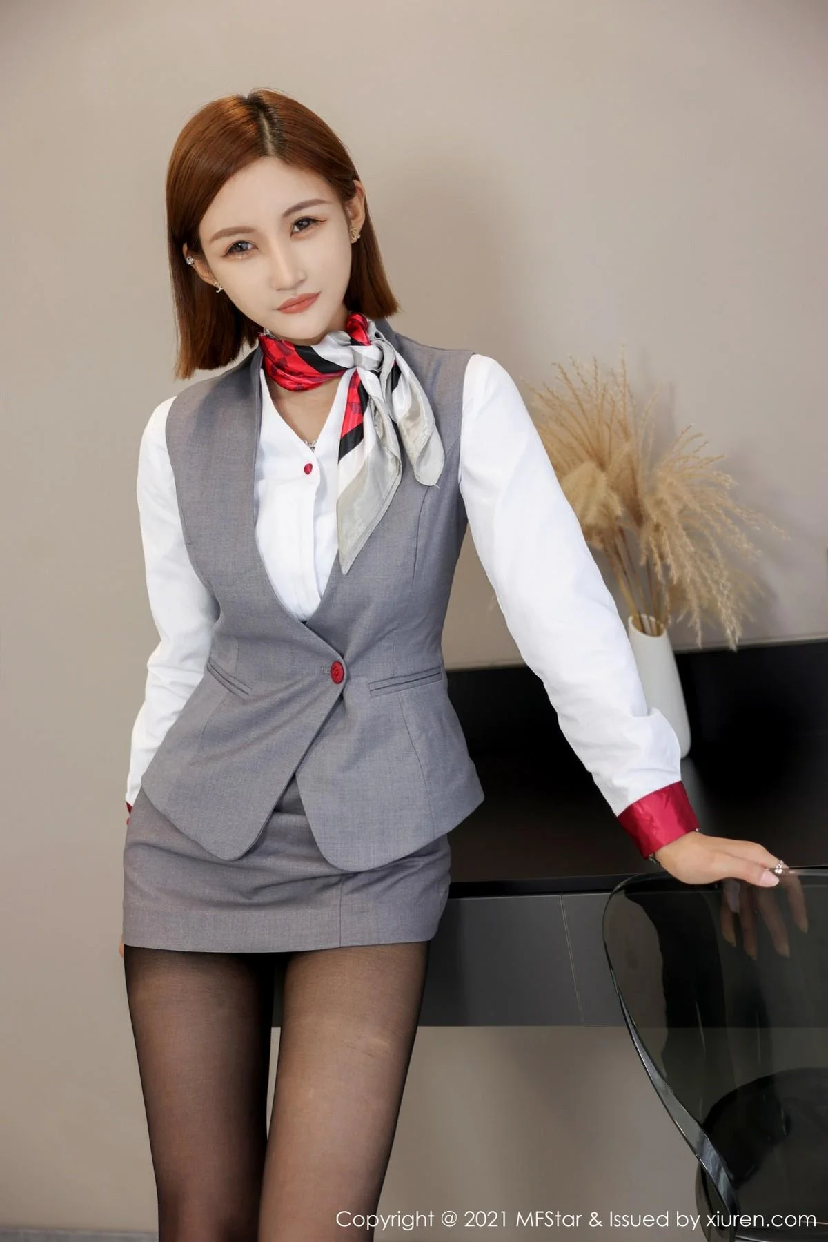 王蜜职场OL制服脱衬衣露性感内衣黑丝裤袜绝美写真 第 2 张