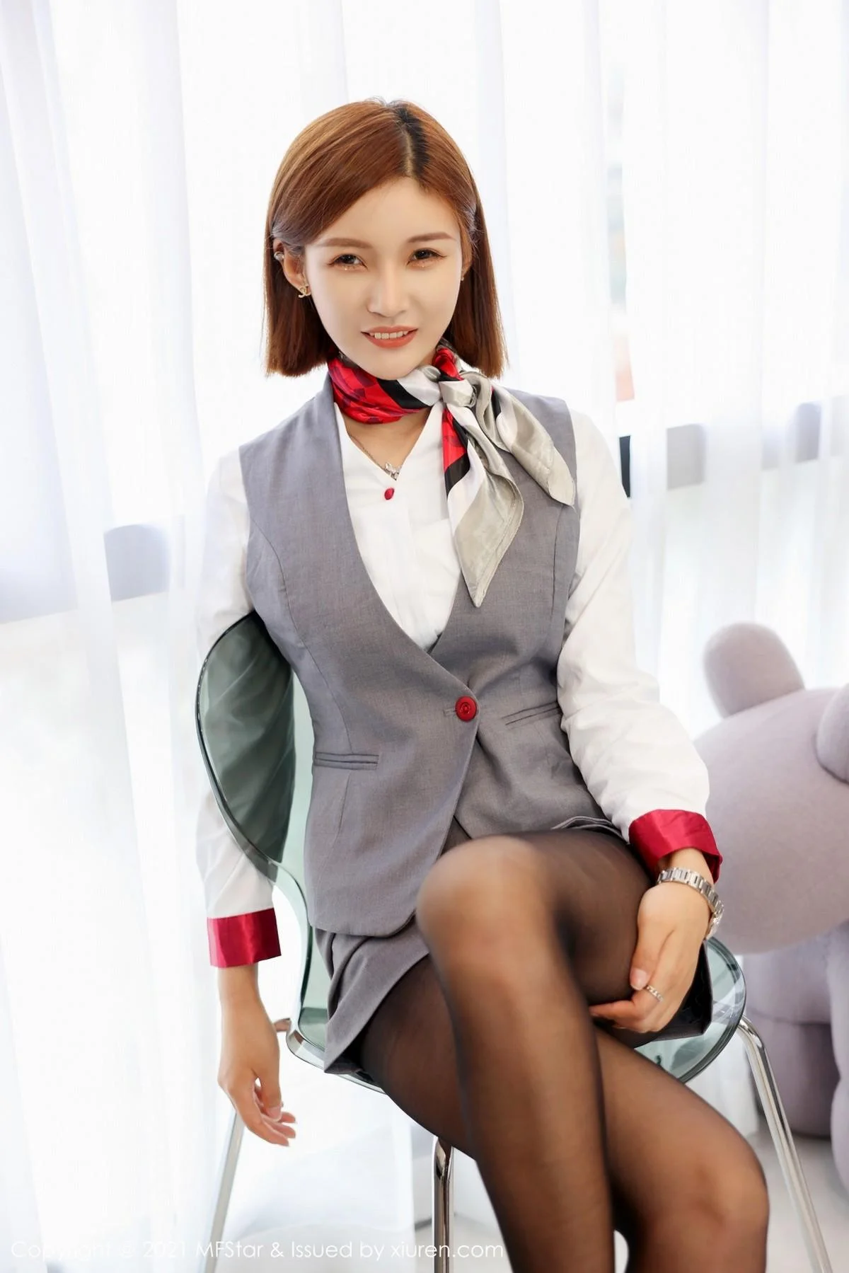 王蜜职场OL制服脱衬衣露性感内衣黑丝裤袜绝美写真 第 25 张