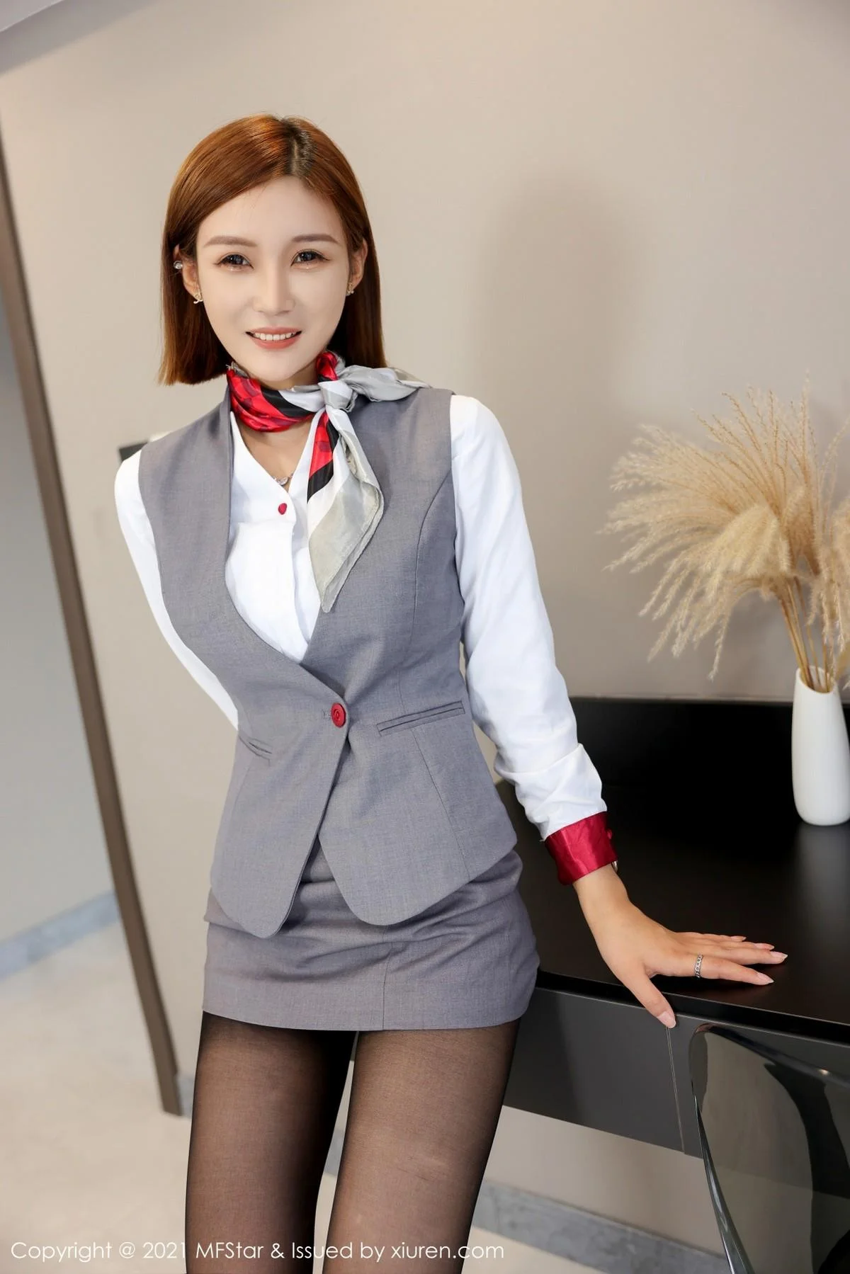 王蜜职场OL制服脱衬衣露性感内衣黑丝裤袜绝美写真 第 3 张