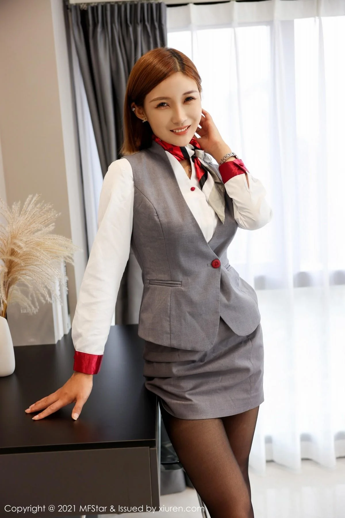 王蜜职场OL制服脱衬衣露性感内衣黑丝裤袜绝美写真 第 5 张