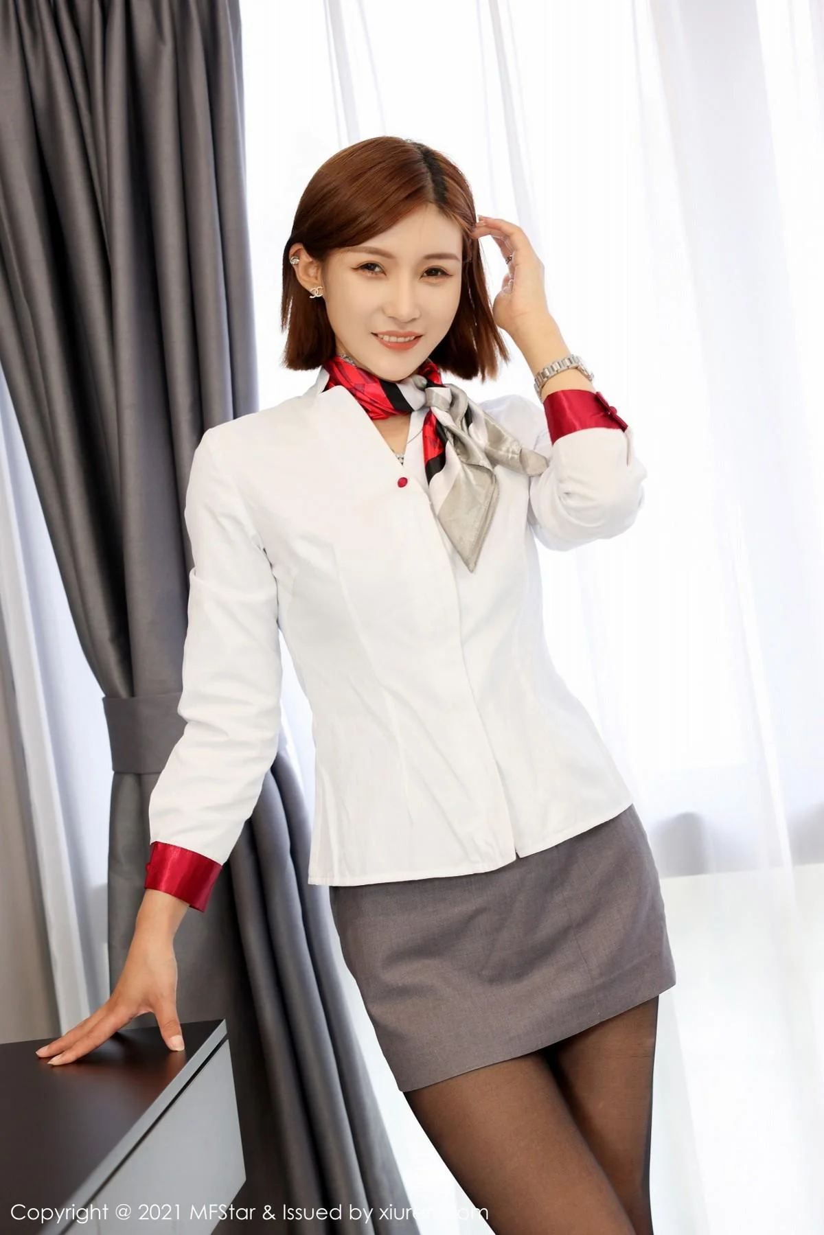 王蜜职场OL制服脱衬衣露性感内衣黑丝裤袜绝美写真 第 52 张
