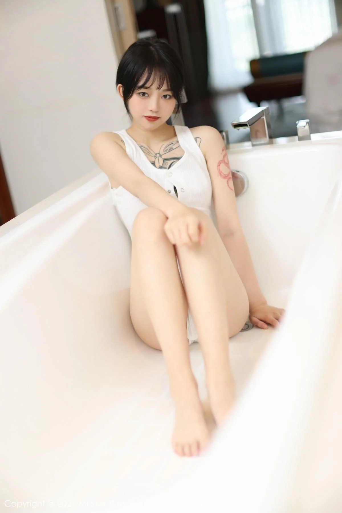 奶瓶子丽江旅拍私房浴缸白色高叉连体衣湿身绝美写真 第 1 张