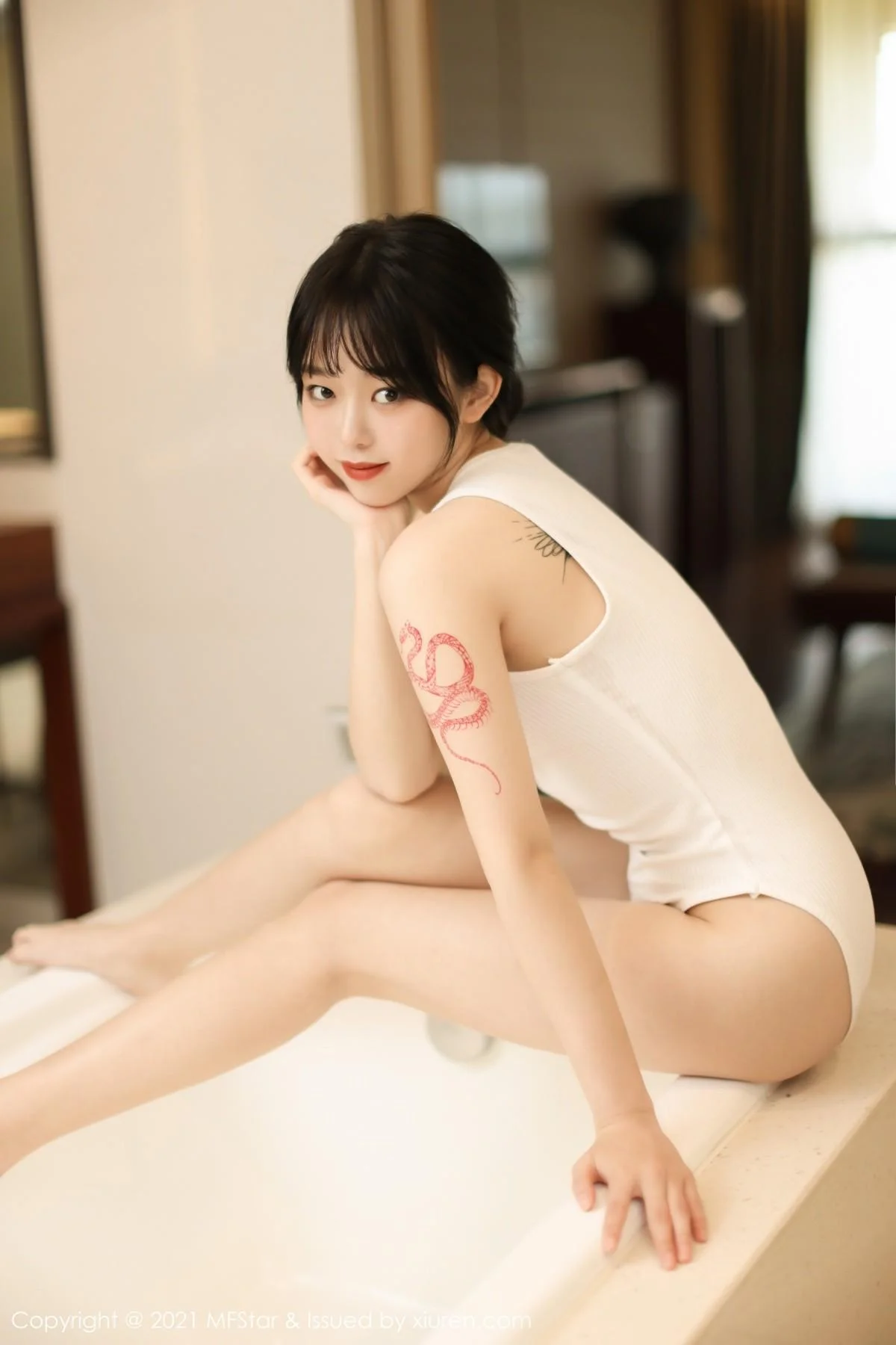 奶瓶子丽江旅拍私房浴缸白色高叉连体衣湿身绝美写真 第 11 张
