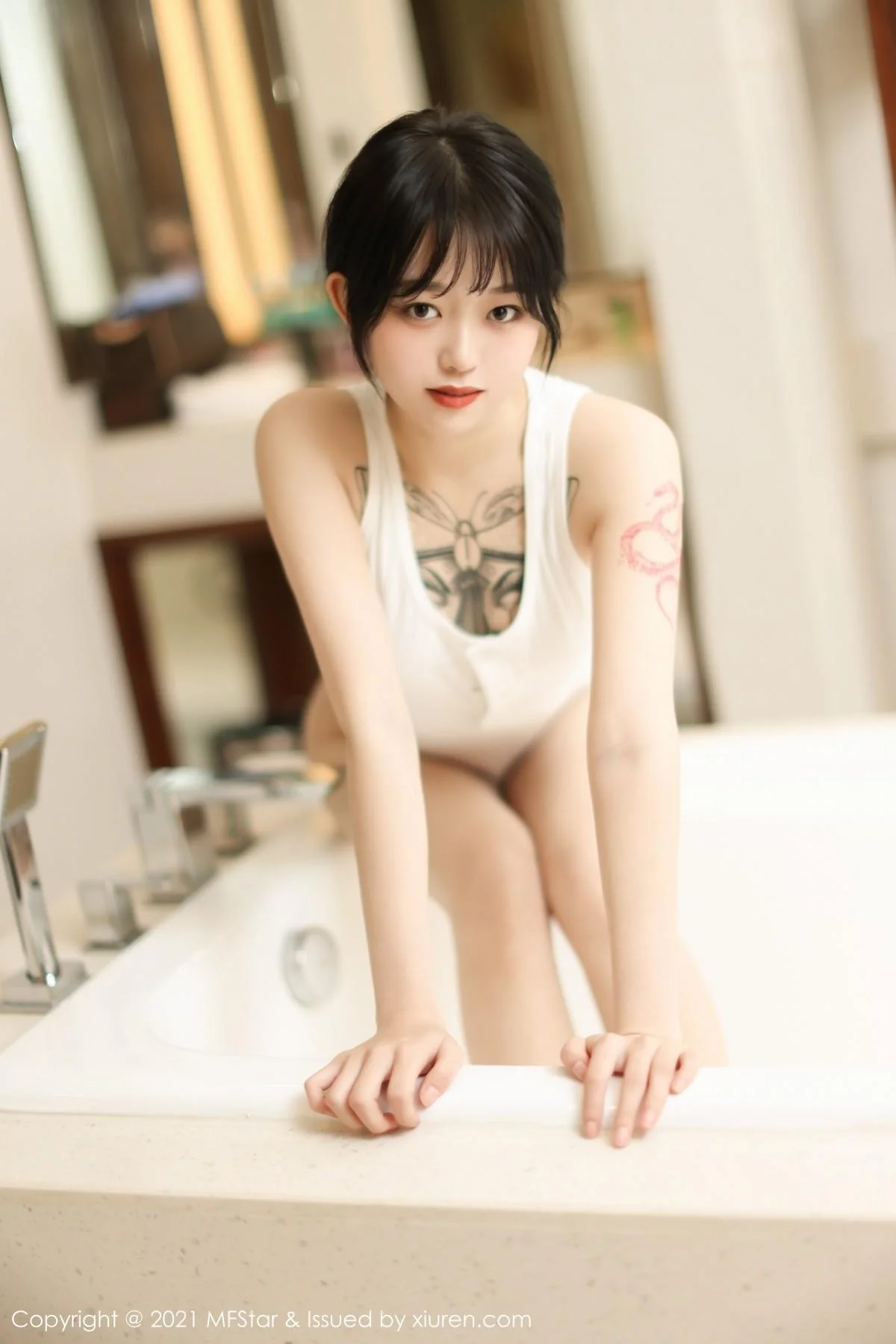 奶瓶子丽江旅拍私房浴缸白色高叉连体衣湿身绝美写真 第 13 张