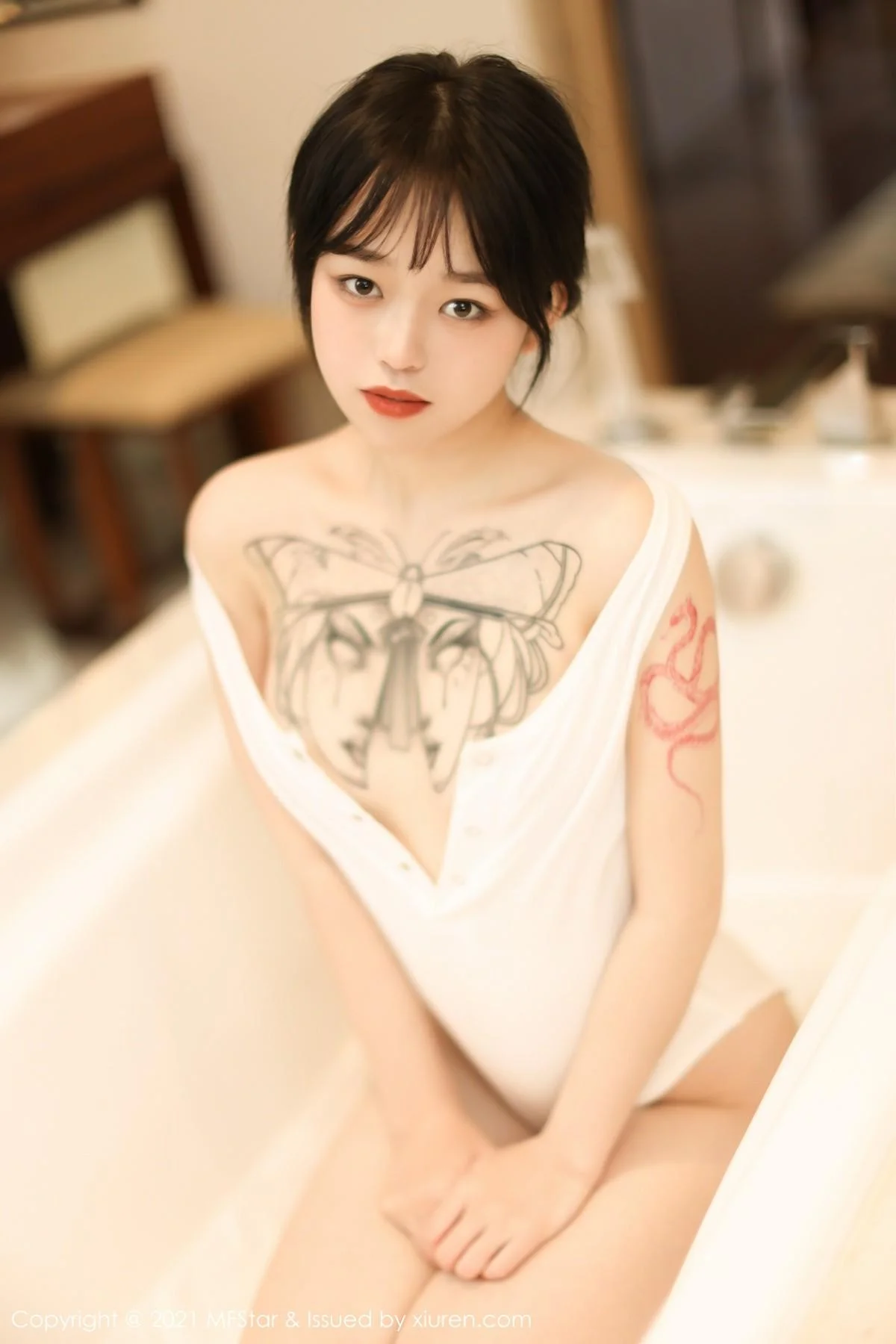 奶瓶子丽江旅拍私房浴缸白色高叉连体衣湿身绝美写真 第 31 张