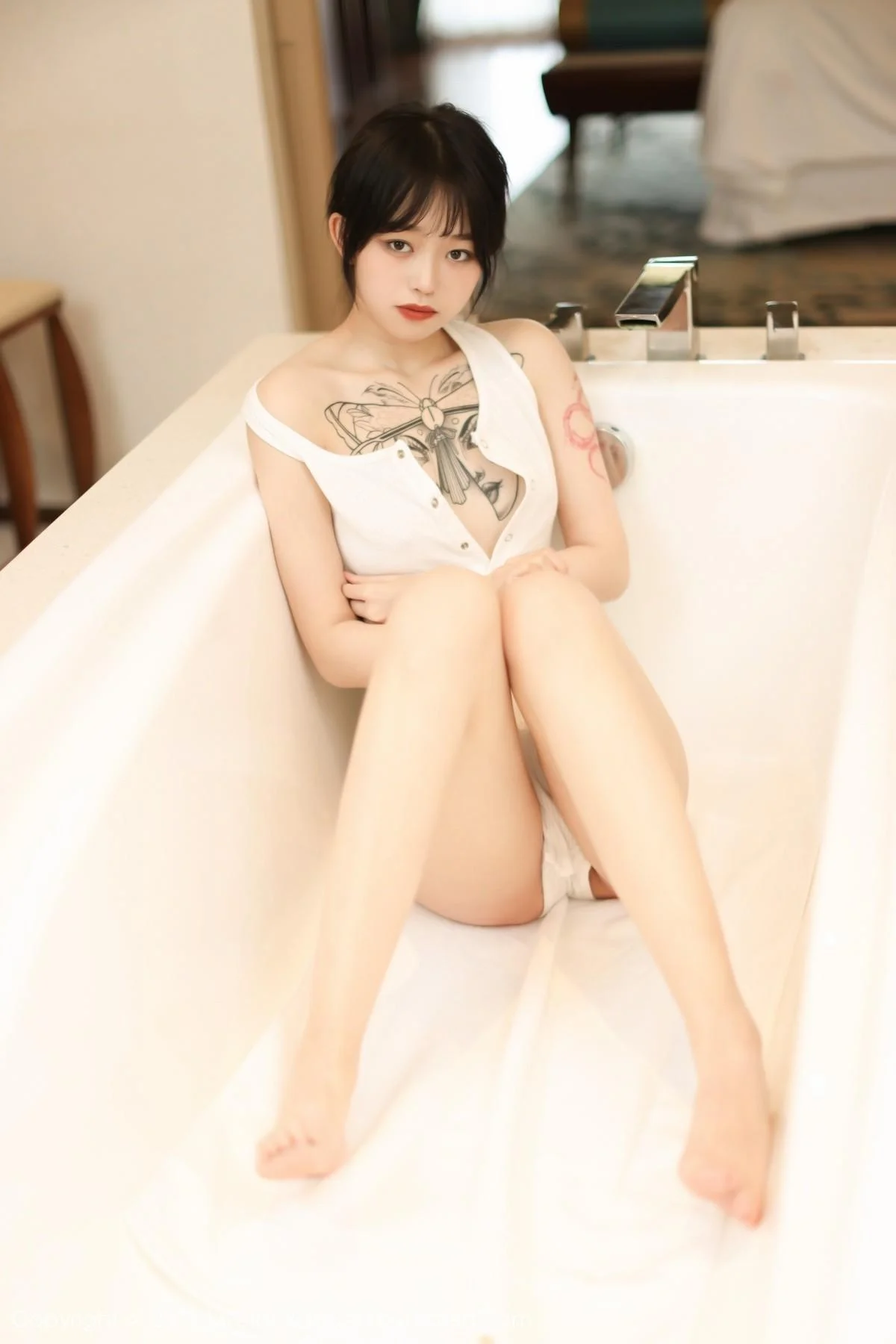 奶瓶子丽江旅拍私房浴缸白色高叉连体衣湿身绝美写真 第 33 张