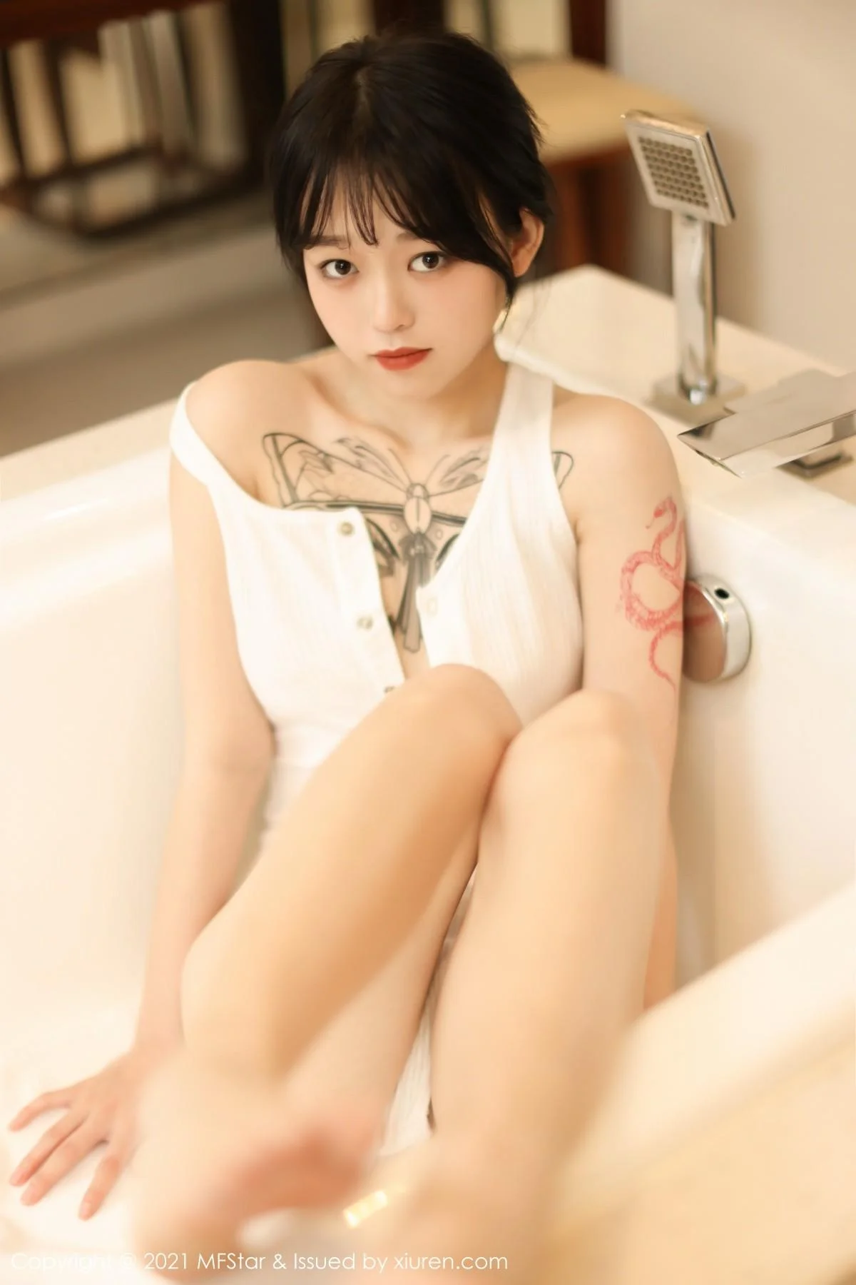 奶瓶子丽江旅拍私房浴缸白色高叉连体衣湿身绝美写真 第 39 张