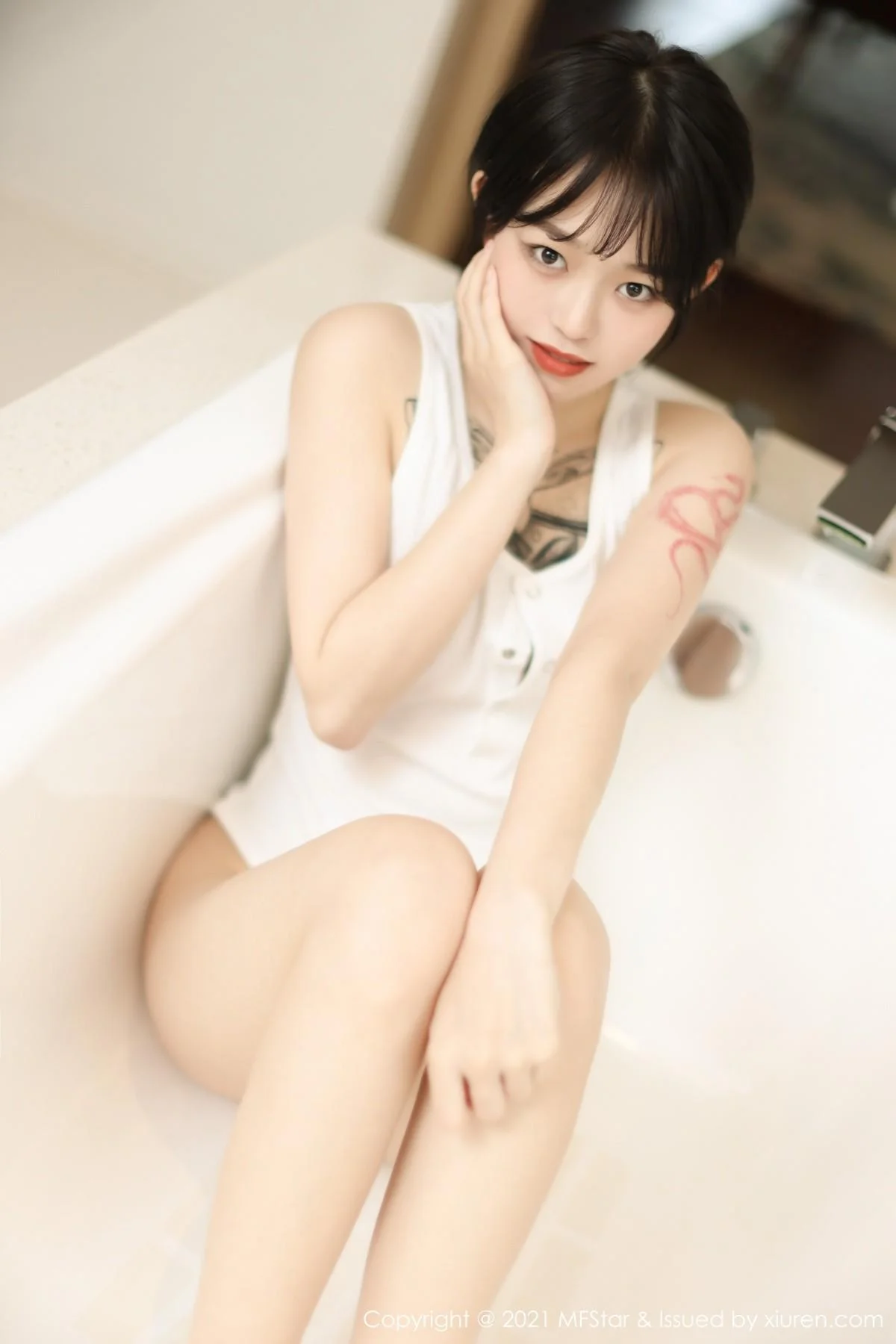 奶瓶子丽江旅拍私房浴缸白色高叉连体衣湿身绝美写真 第 4 张