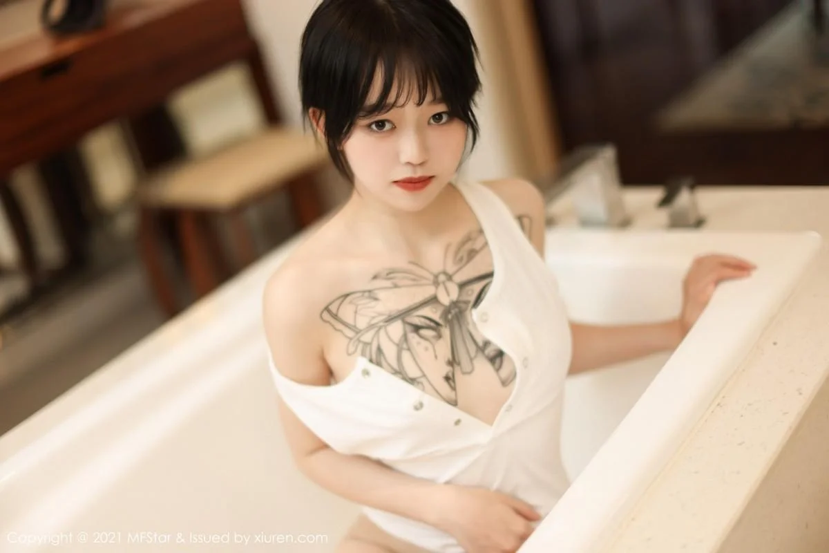 奶瓶子丽江旅拍私房浴缸白色高叉连体衣湿身绝美写真 第 47 张