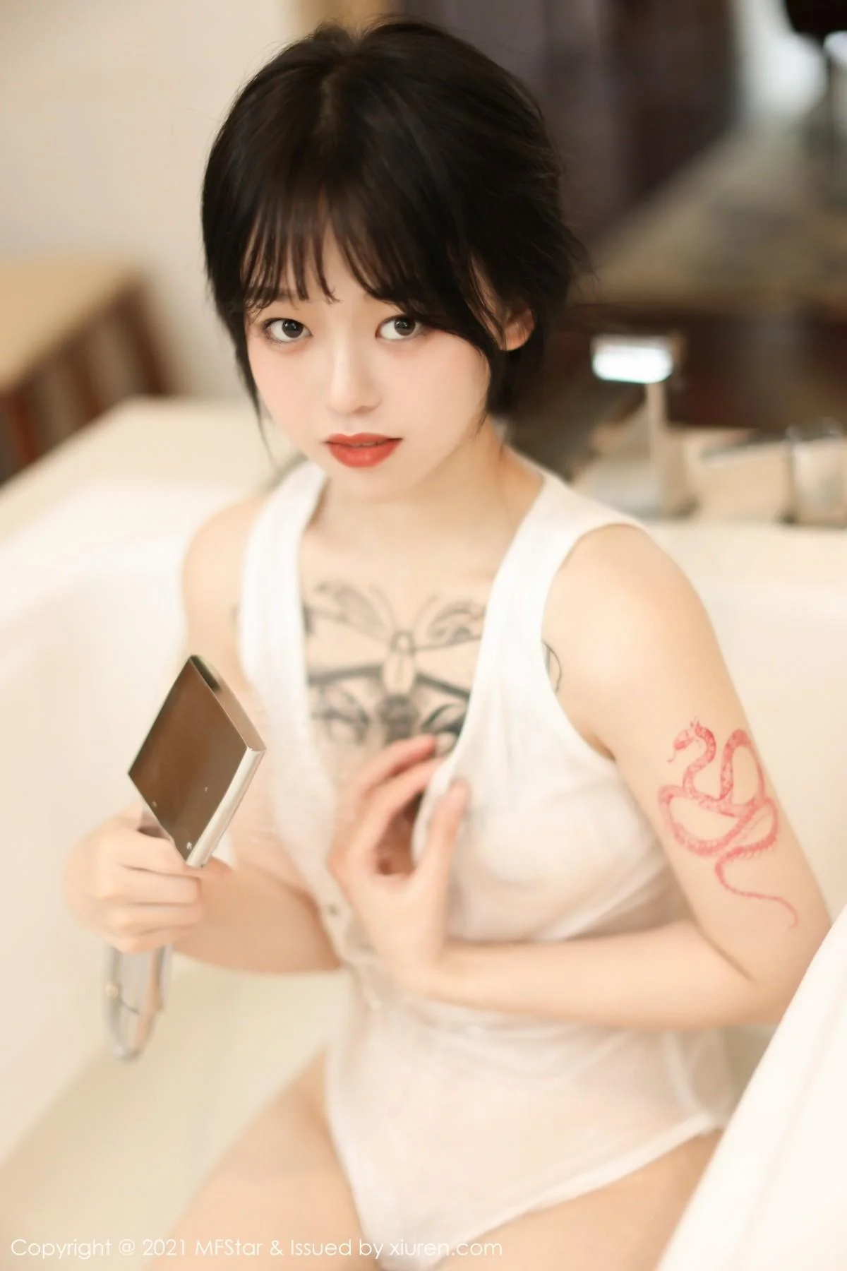 奶瓶子丽江旅拍私房浴缸白色高叉连体衣湿身绝美写真 第 62 张