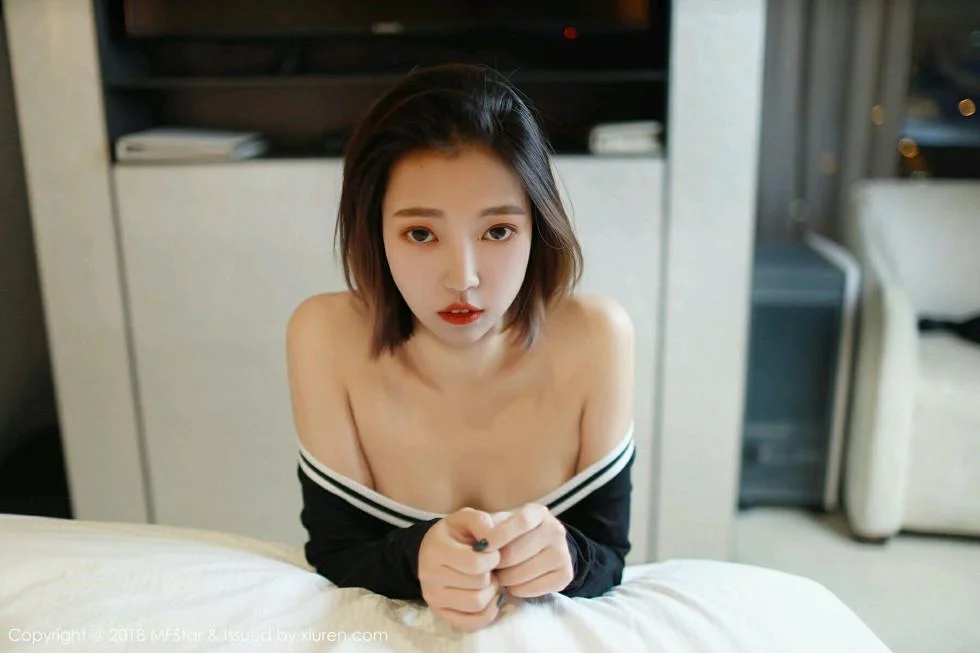 冯木木LRIS私房连体球衣半脱露白嫩豪乳遮点绝美写真 第 19 张