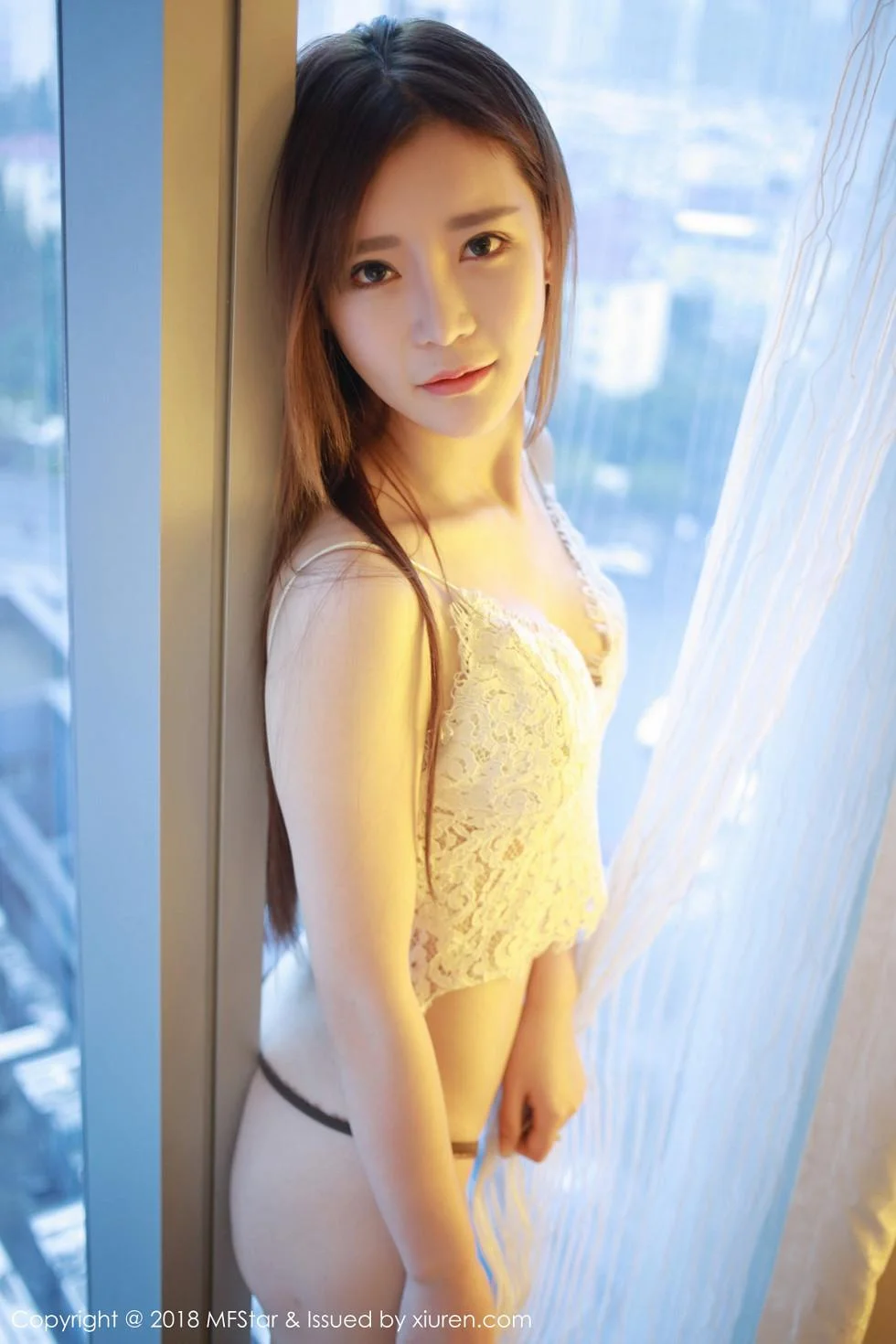 佟蔓baby私房白色蕾丝内衣配丁字裤半脱火辣绝美写真 第 10 张