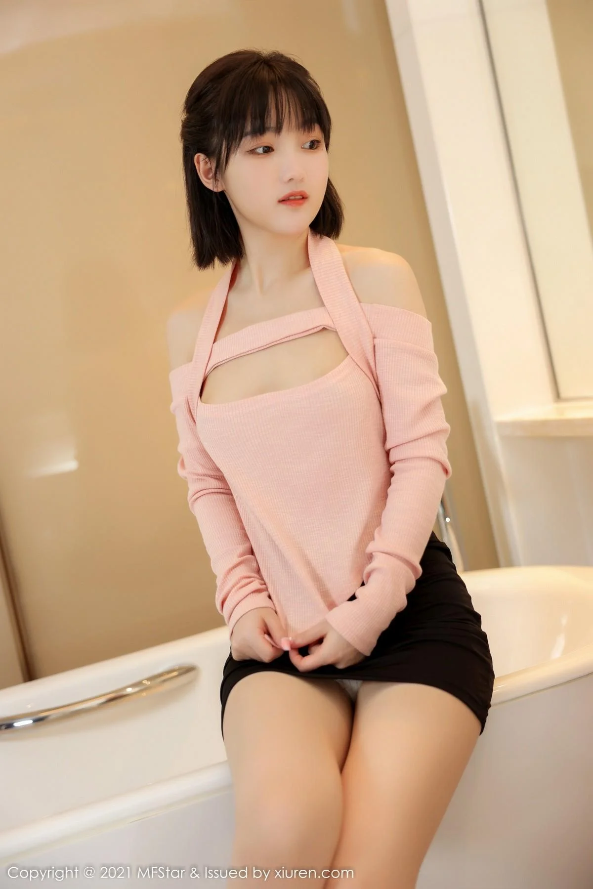 甜筒晓彤居家女友主题浴室性感粉色服饰配黑短裙绝美写真 第 12 张