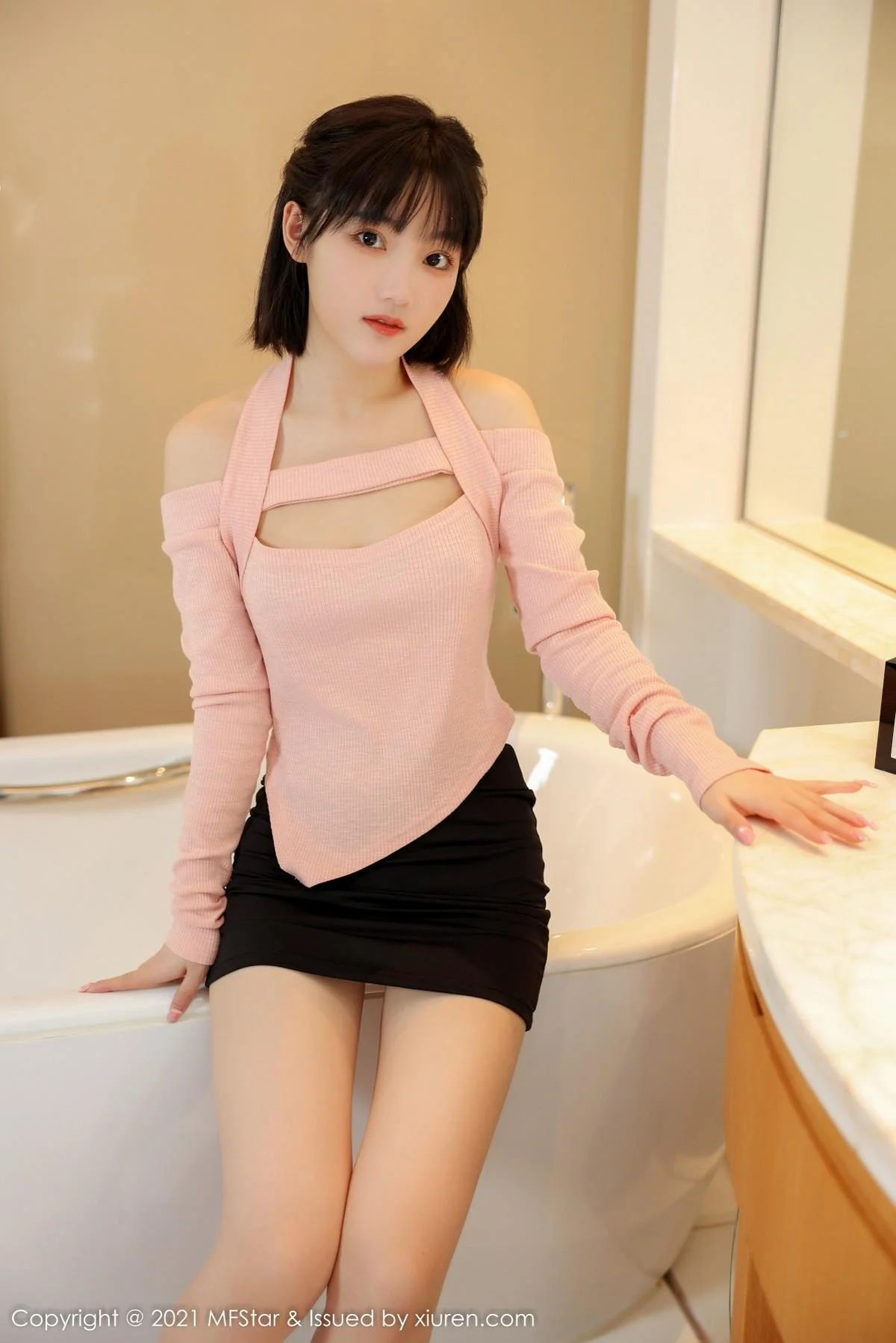 甜筒晓彤居家女友主题浴室性感粉色服饰配黑短裙绝美写真 第 4 张