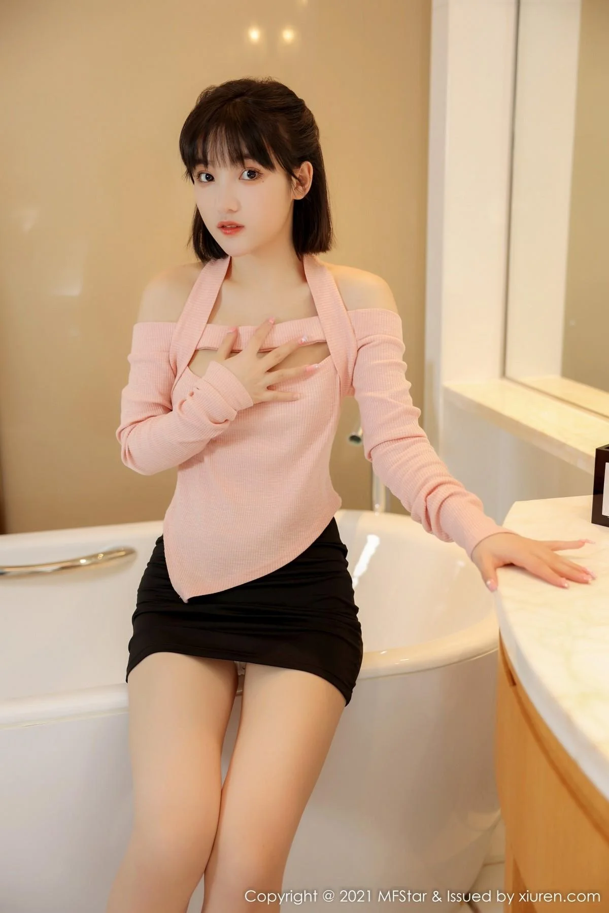 甜筒晓彤居家女友主题浴室性感粉色服饰配黑短裙绝美写真 第 6 张