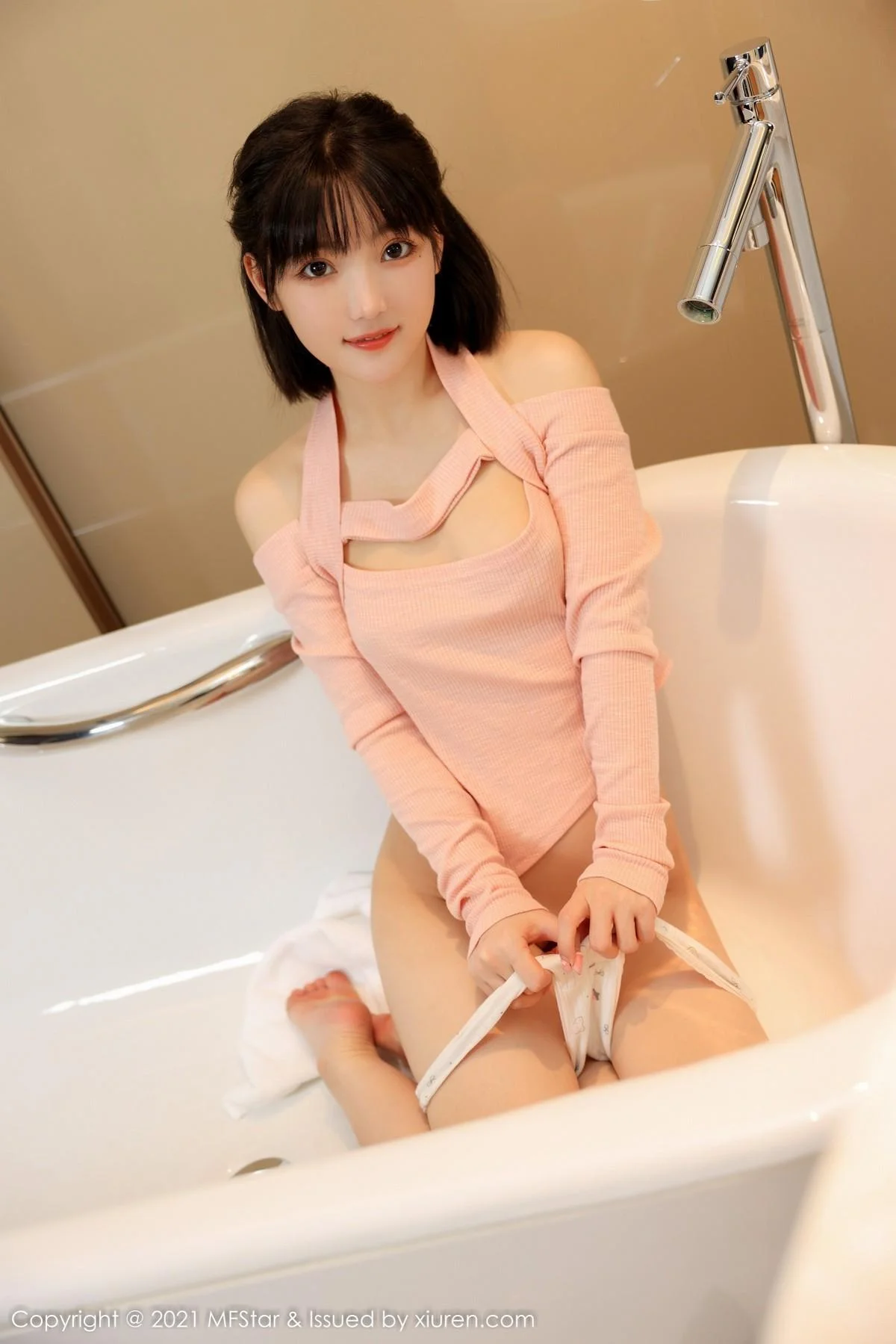 甜筒晓彤居家女友主题浴室性感粉色服饰配黑短裙绝美写真 第 64 张