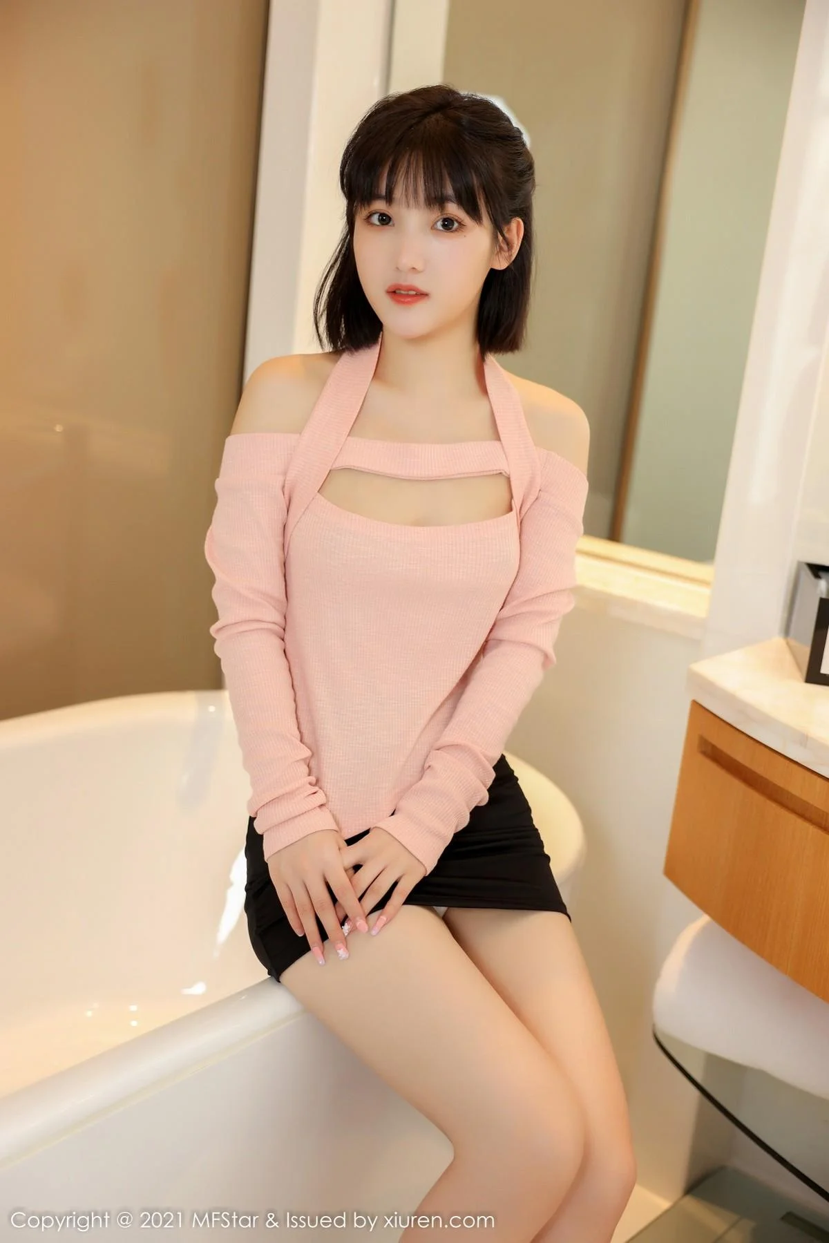甜筒晓彤居家女友主题浴室性感粉色服饰配黑短裙绝美写真 第 7 张