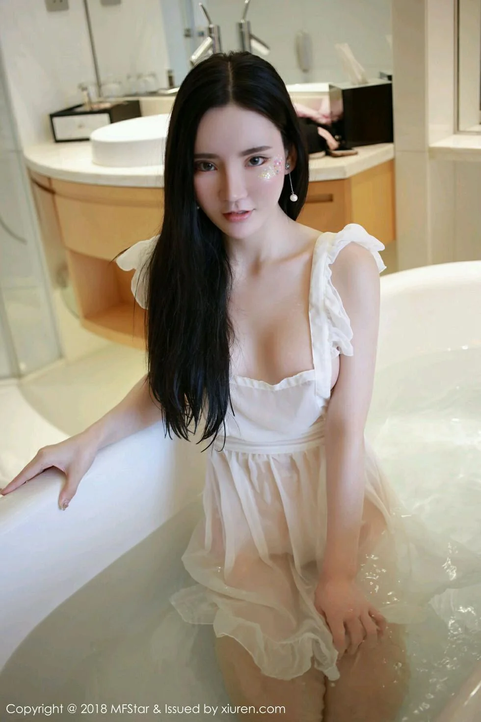 周于希私房情趣薄纱浴缸里湿身透视喷血绝美写真 第 15 张