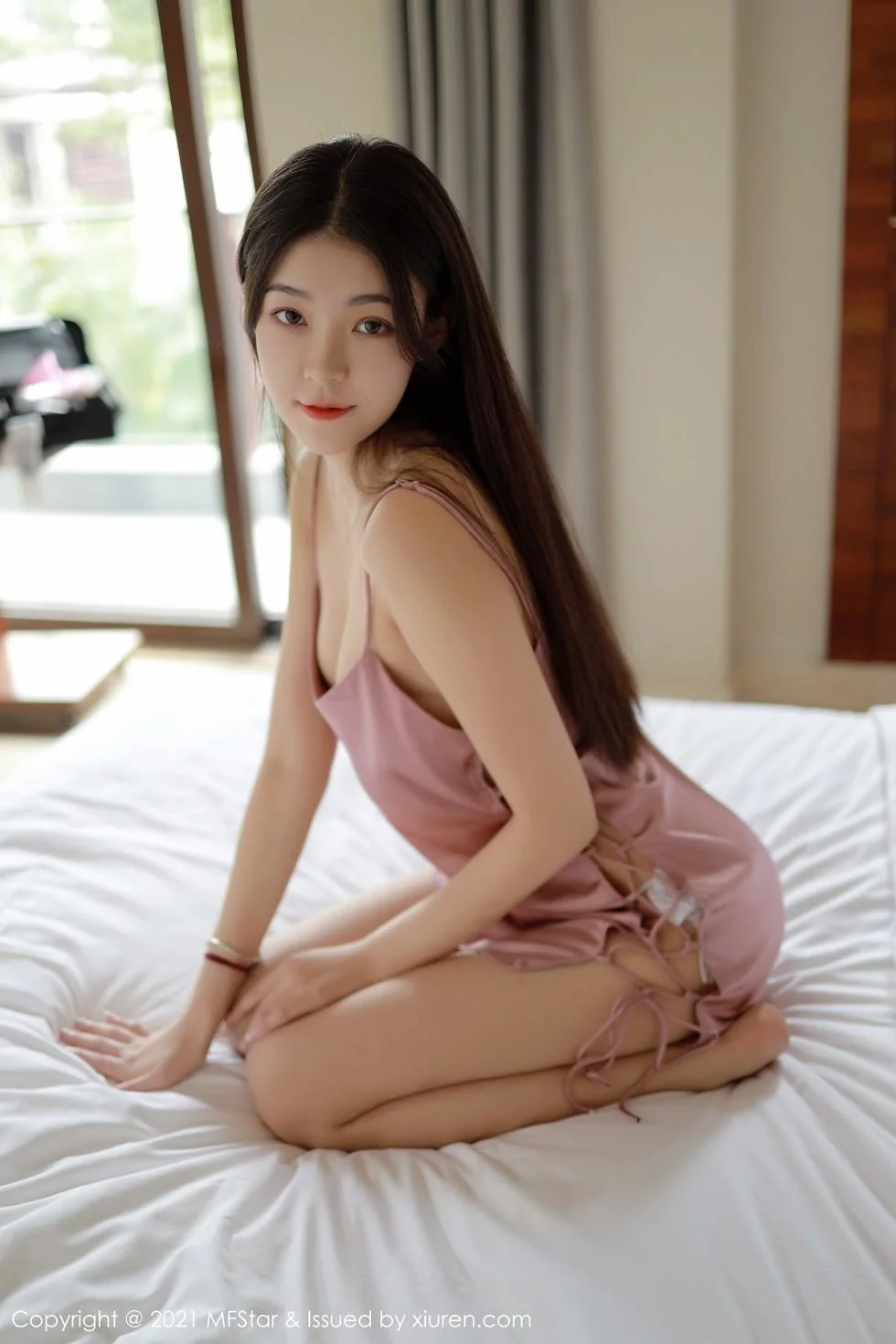 Laura苏雨彤三亚旅拍床上粉色丝质睡衣秀美腿绝美写真 第 59 张