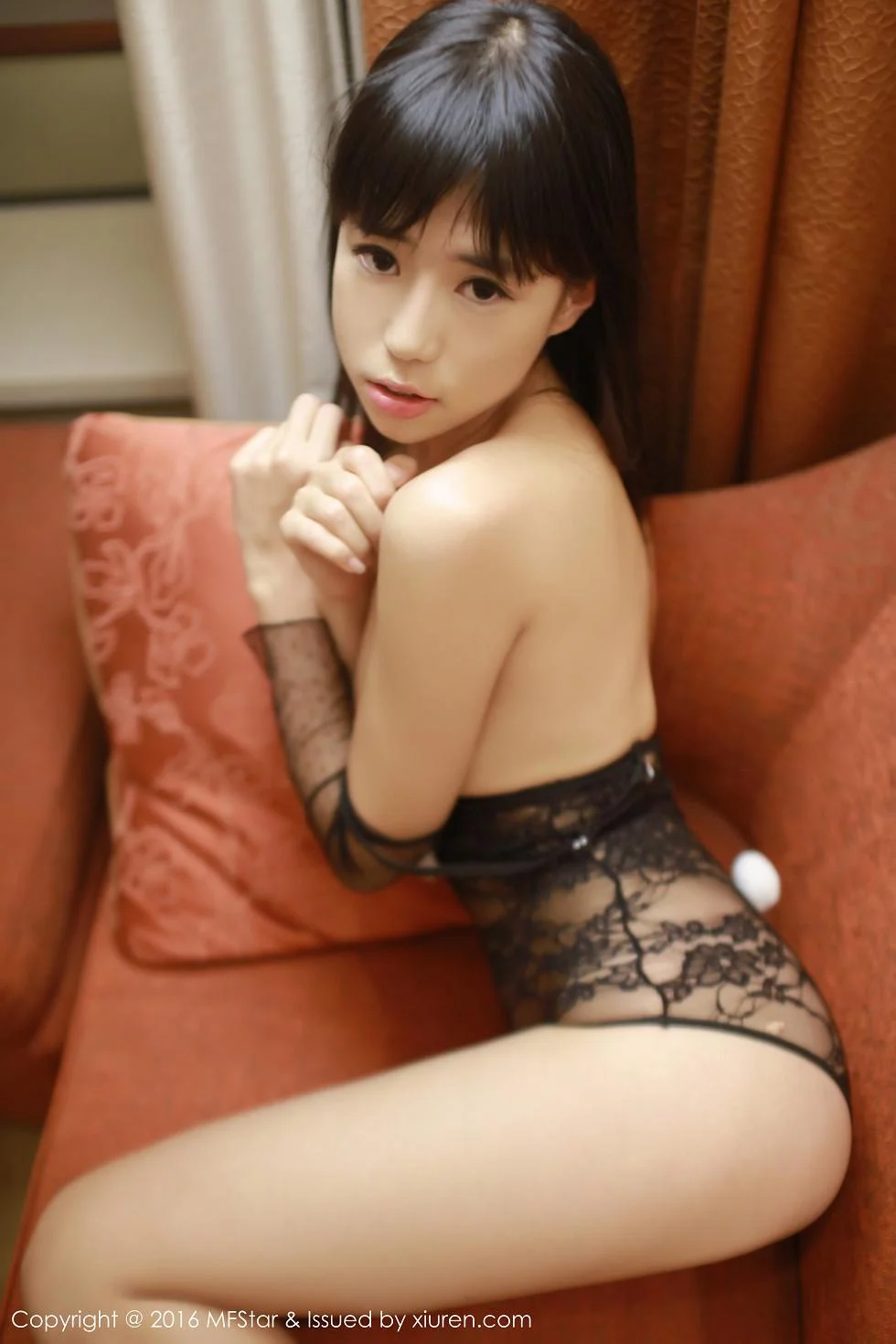 Ellie艾栗栗居家黑色蕾丝内衣大尺度露乳写真 第 37 张