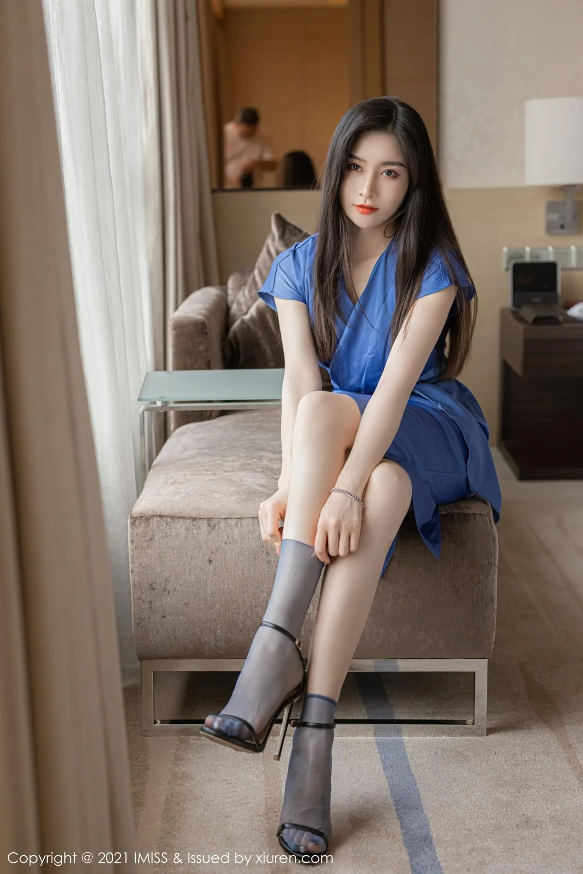 气质美女Vanessa私房脱华丽多姿礼裙露性感内衣迷人绝美写真 第 3 张