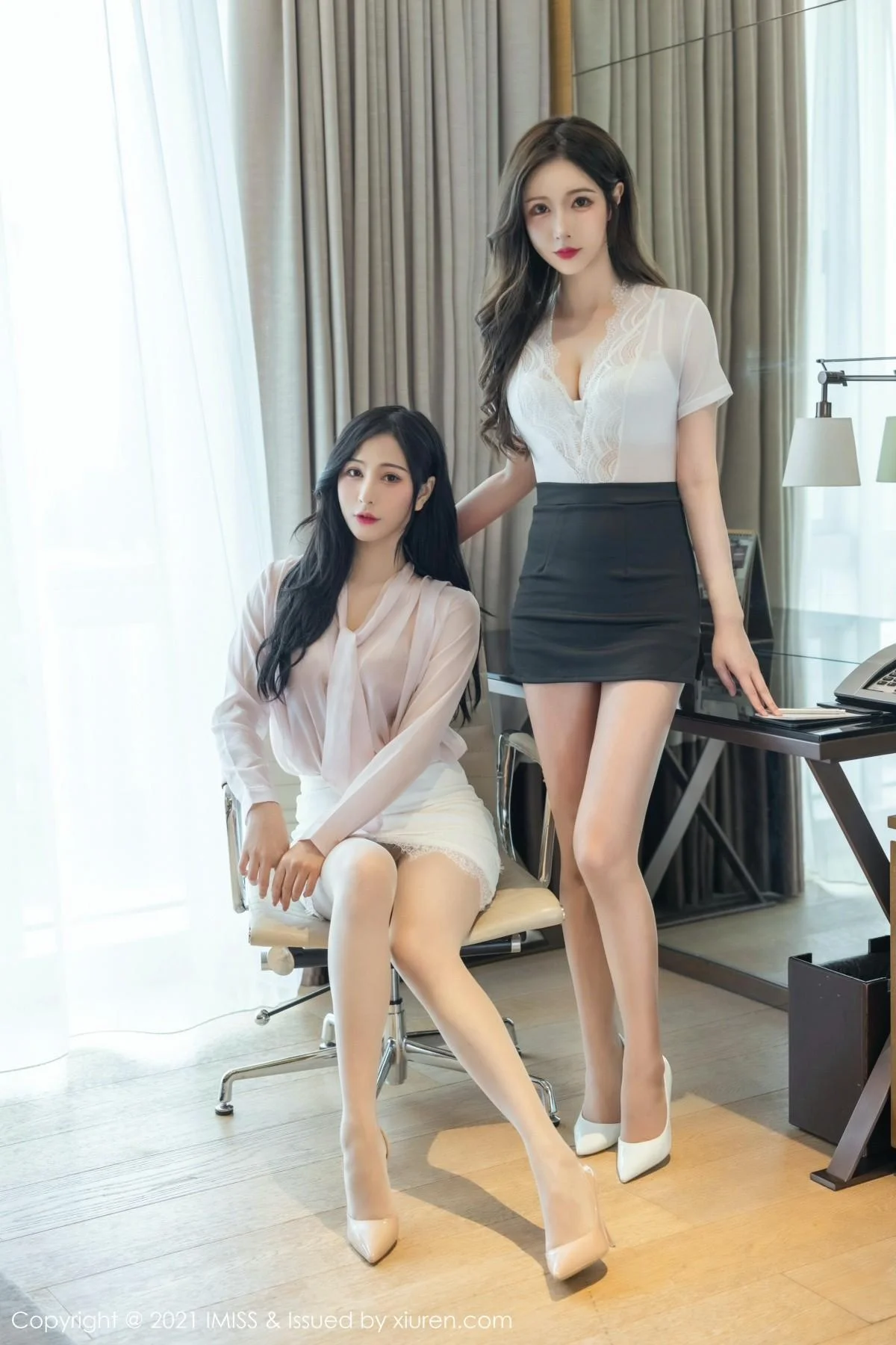 Lavinia肉＆LindaLinda半脱露性感内衣朦胧丝足绝美写真 第 2 张