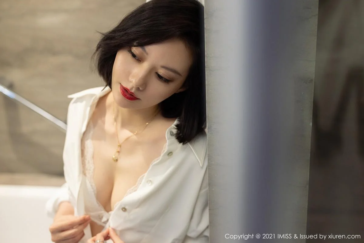 气质美女艺轩私房浴室半脱露洁白衬衫配蕾丝内衣完美绝美写真 第 101 张