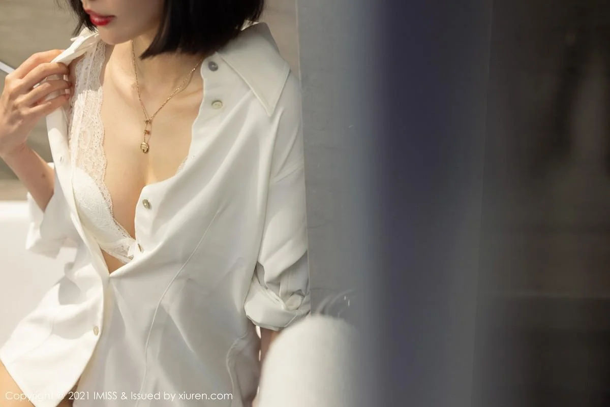 气质美女艺轩私房浴室半脱露洁白衬衫配蕾丝内衣完美绝美写真 第 103 张