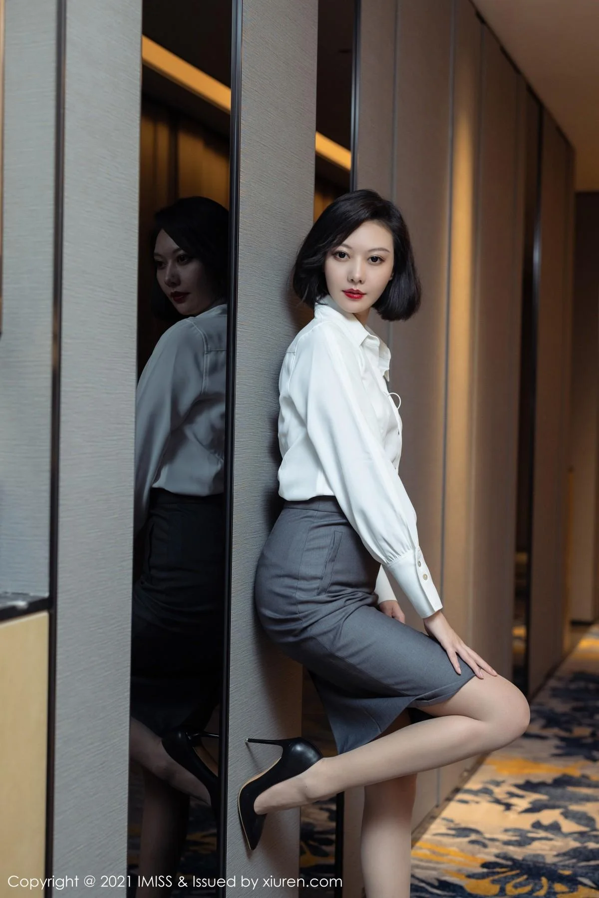 气质美女艺轩私房浴室半脱露洁白衬衫配蕾丝内衣完美绝美写真 第 13 张
