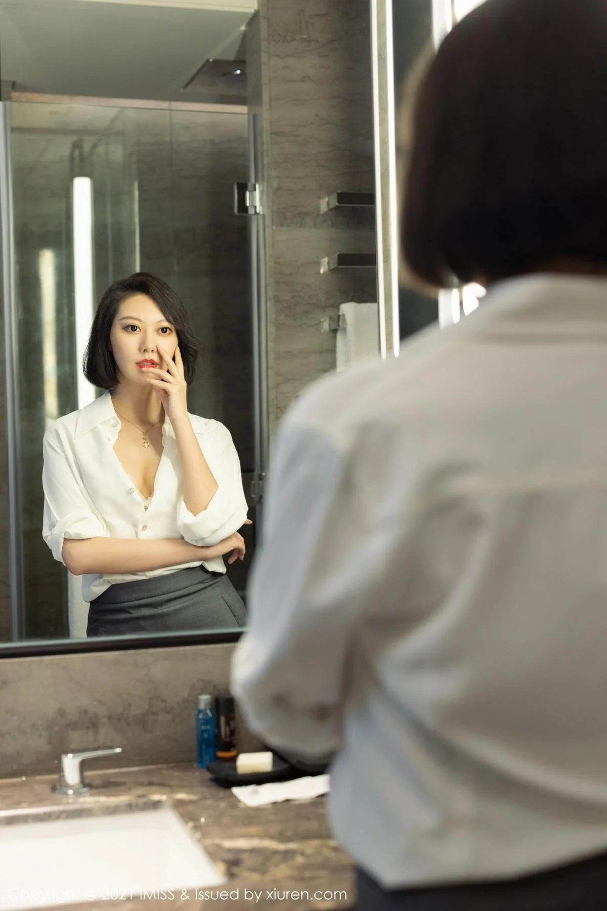 气质美女艺轩私房浴室半脱露洁白衬衫配蕾丝内衣完美绝美写真 第 75 张