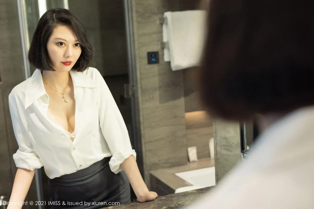 气质美女艺轩私房浴室半脱露洁白衬衫配蕾丝内衣完美绝美写真 第 80 张