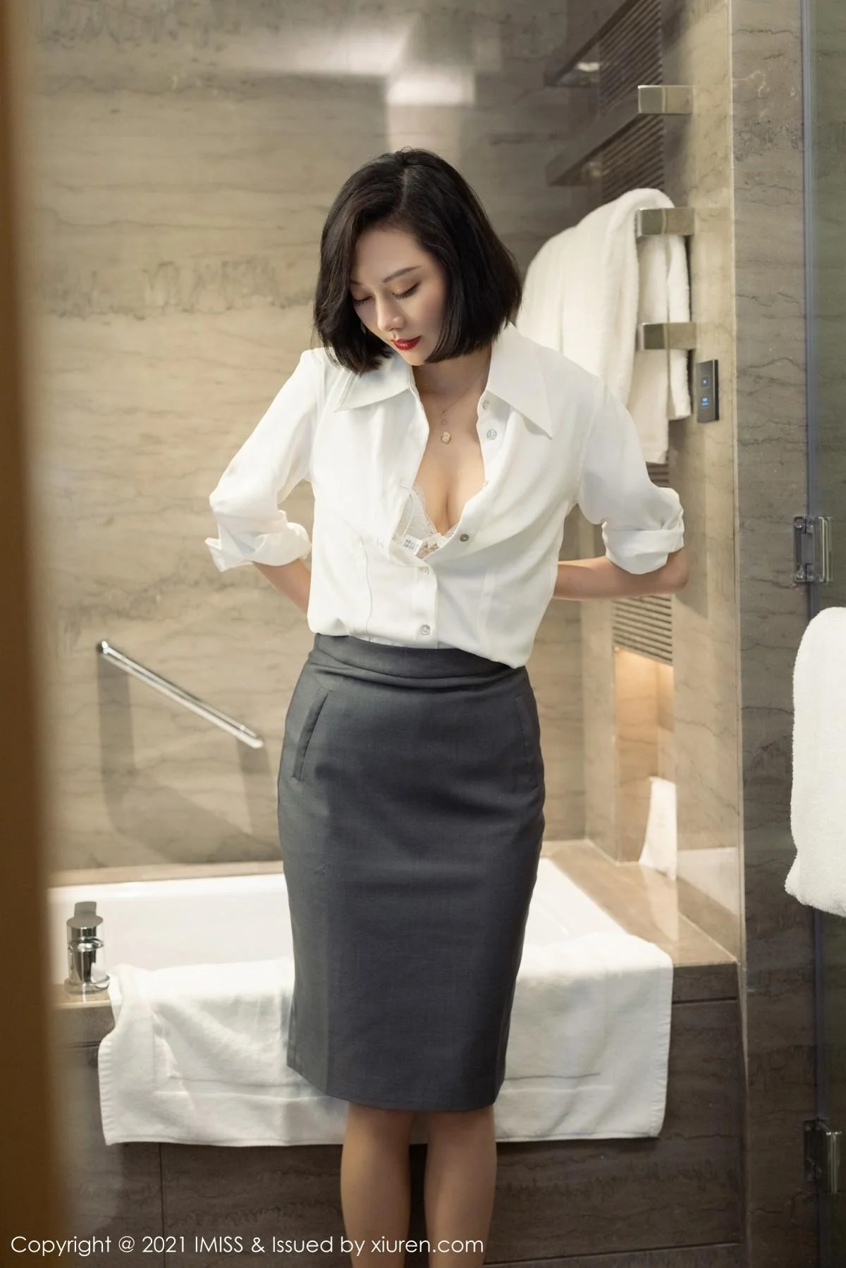 气质美女艺轩私房浴室半脱露洁白衬衫配蕾丝内衣完美绝美写真 第 82 张
