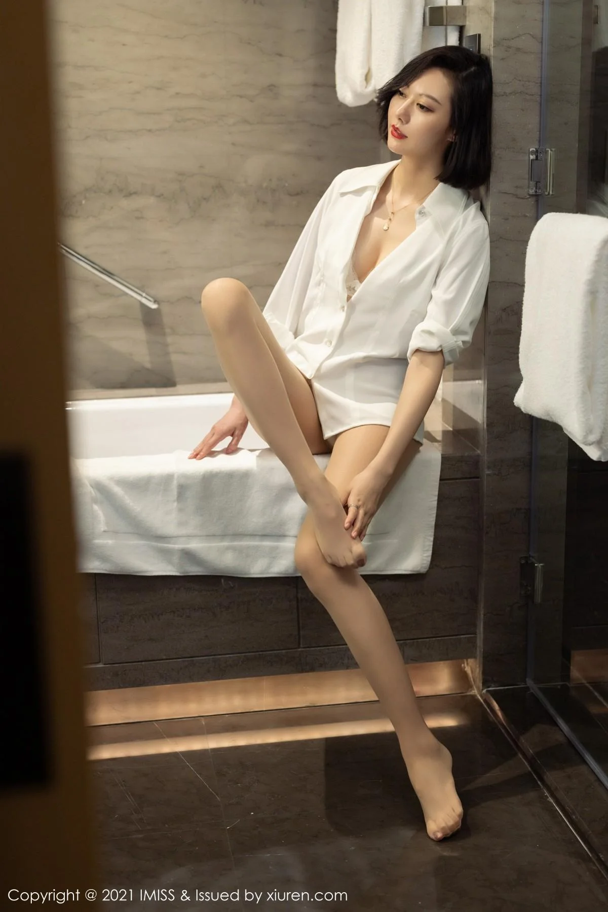 气质美女艺轩私房浴室半脱露洁白衬衫配蕾丝内衣完美绝美写真 第 94 张